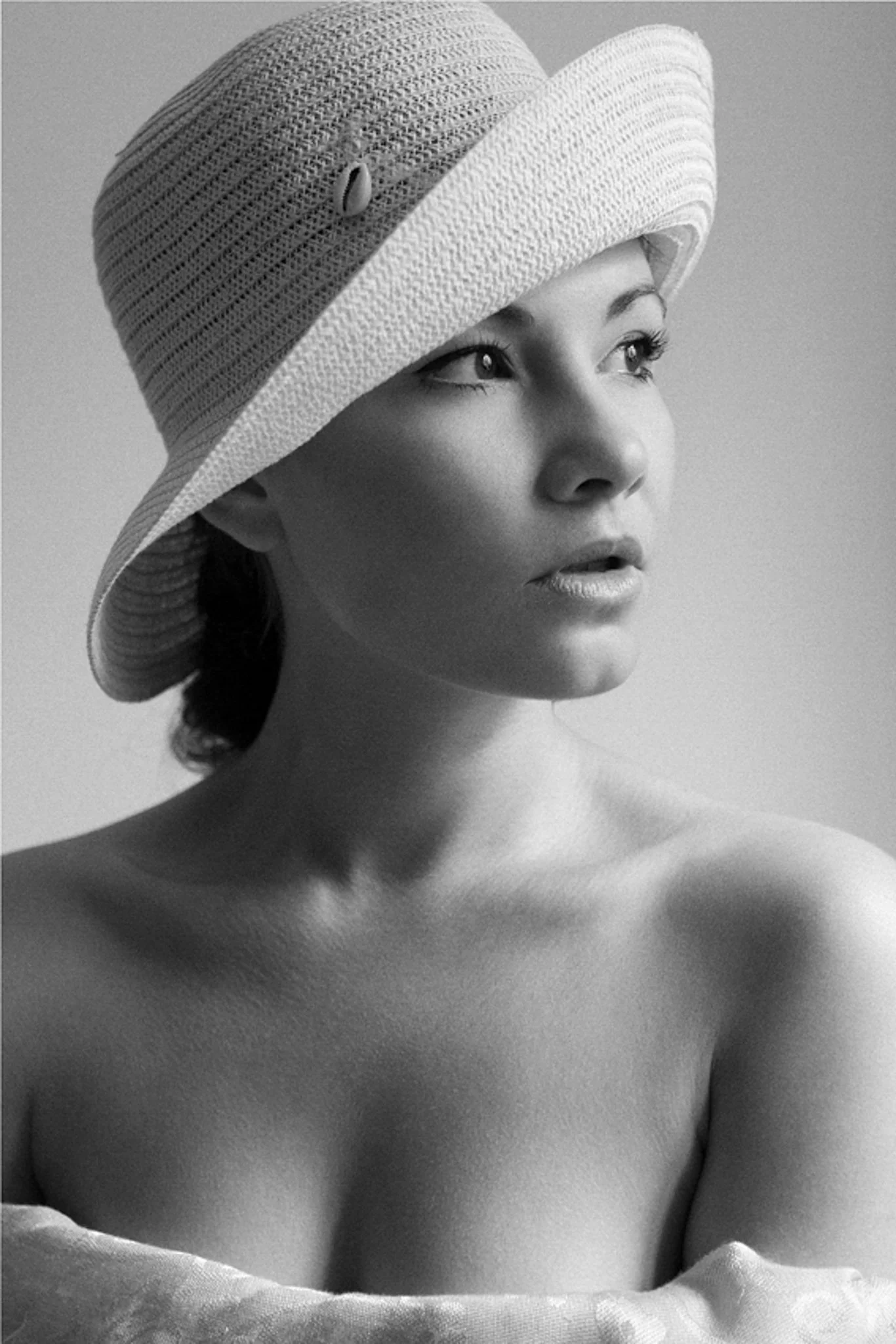 Galeria portretów monochromatycznych to opowieść o emocjach, świetle i formie. Czarno-biały portret wydobywa charakter, spojrzenie i autentyczność, eliminując zbędne rozpraszacze koloru. To fotografia portretowa oparta na prostocie, kontrastach i pon