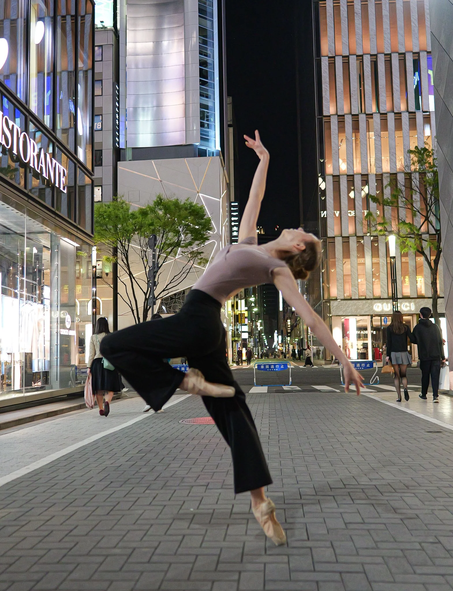 Ballet in Cities _ zdjecia wykorzystane w albumie strona 102.jpg