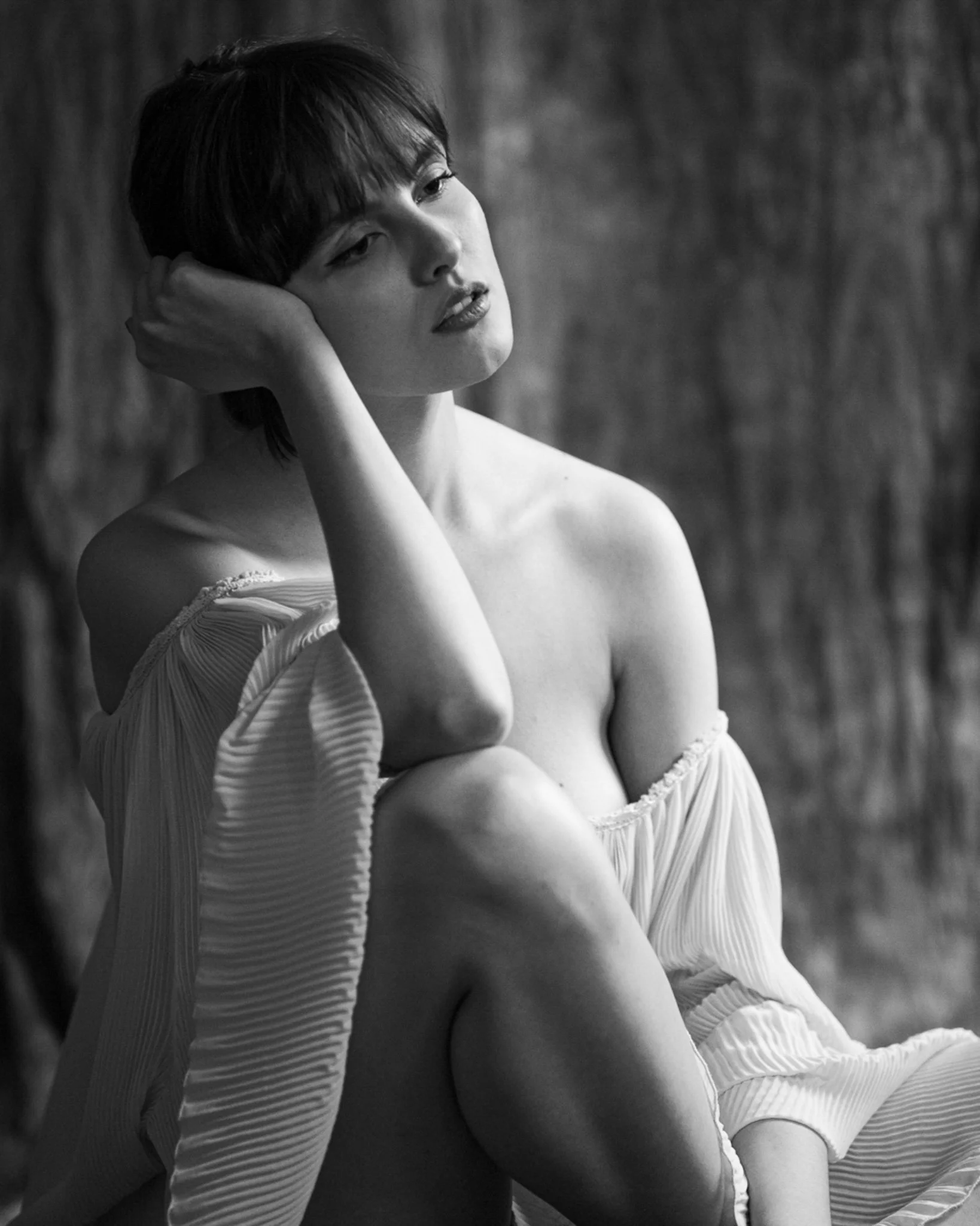 Galeria portretów monochromatycznych to opowieść o emocjach, świetle i formie. Czarno-biały portret wydobywa charakter, spojrzenie i autentyczność, eliminując zbędne rozpraszacze koloru. To fotografia portretowa oparta na prostocie, kontrastach i pon