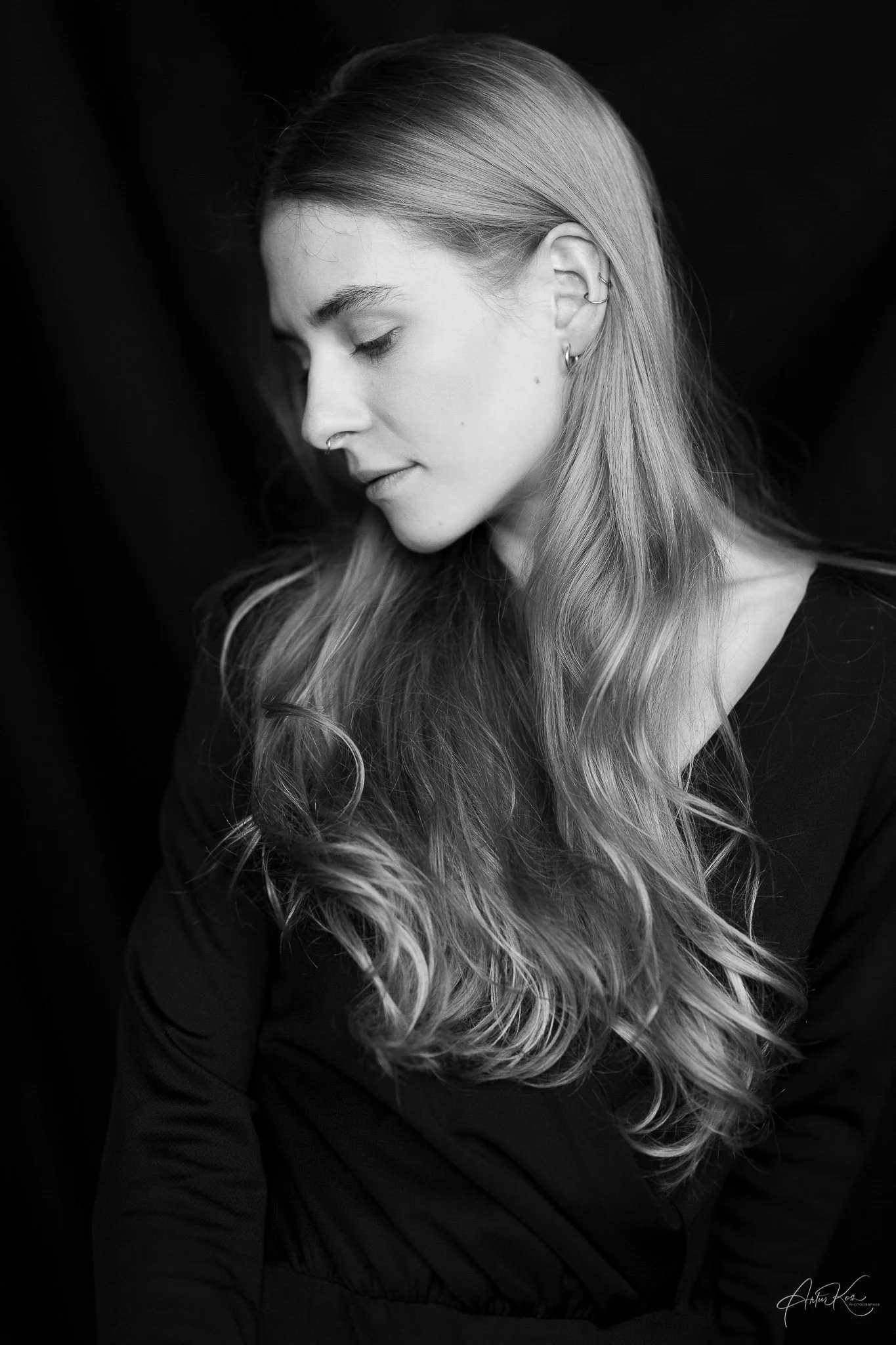 Galeria portretów monochromatycznych to opowieść o emocjach, świetle i formie. Czarno-biały portret wydobywa charakter, spojrzenie i autentyczność, eliminując zbędne rozpraszacze koloru. To fotografia portretowa oparta na prostocie, kontrastach i pon