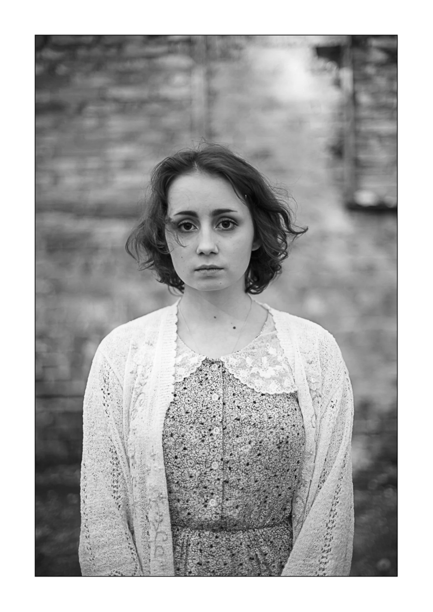 Galeria portretów monochromatycznych to opowieść o emocjach, świetle i formie. Czarno-biały portret wydobywa charakter, spojrzenie i autentyczność, eliminując zbędne rozpraszacze koloru. To fotografia portretowa oparta na prostocie, kontrastach i pon