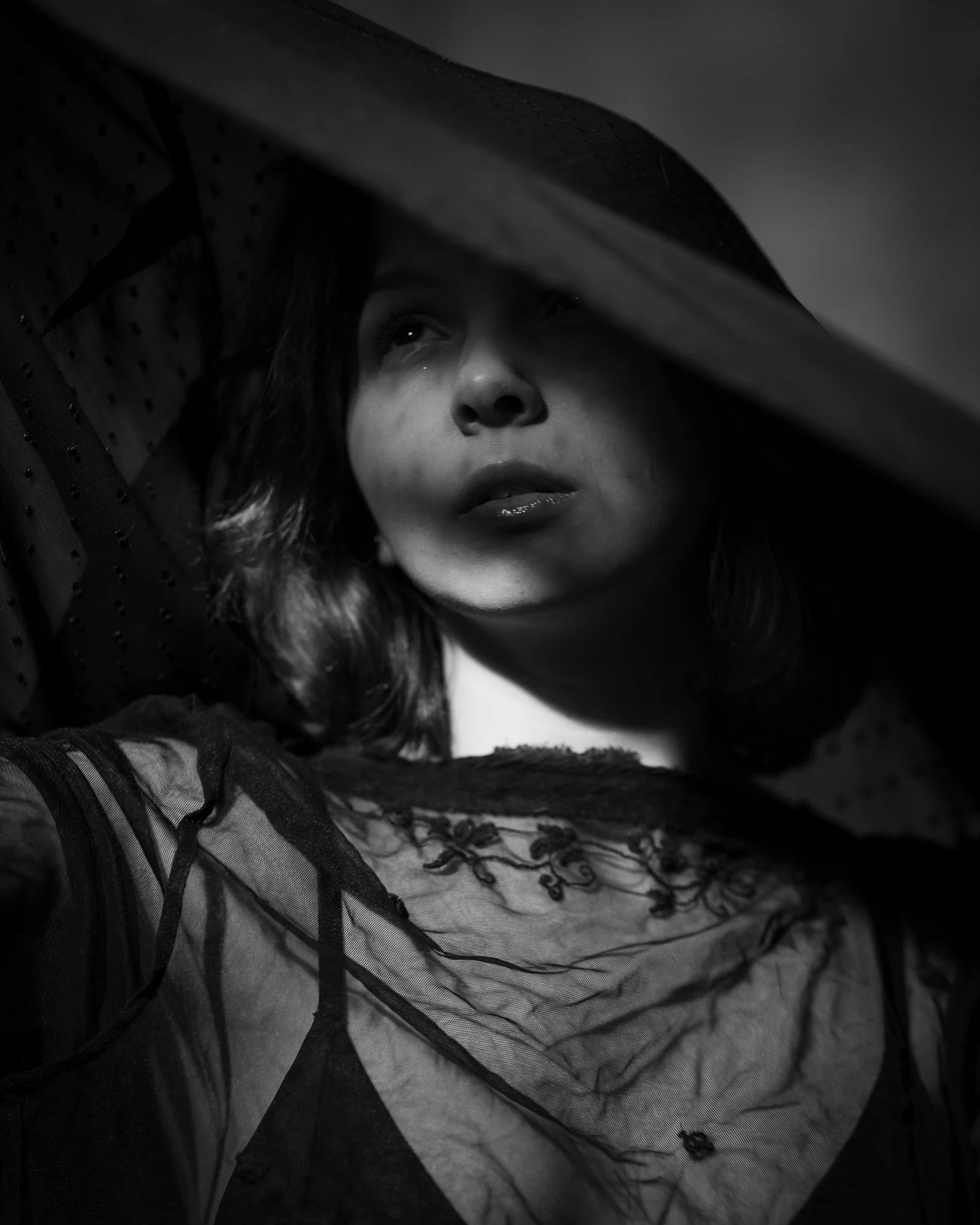 Galeria portretów monochromatycznych to opowieść o emocjach, świetle i formie. Czarno-biały portret wydobywa charakter, spojrzenie i autentyczność, eliminując zbędne rozpraszacze koloru. To fotografia portretowa oparta na prostocie, kontrastach i pon