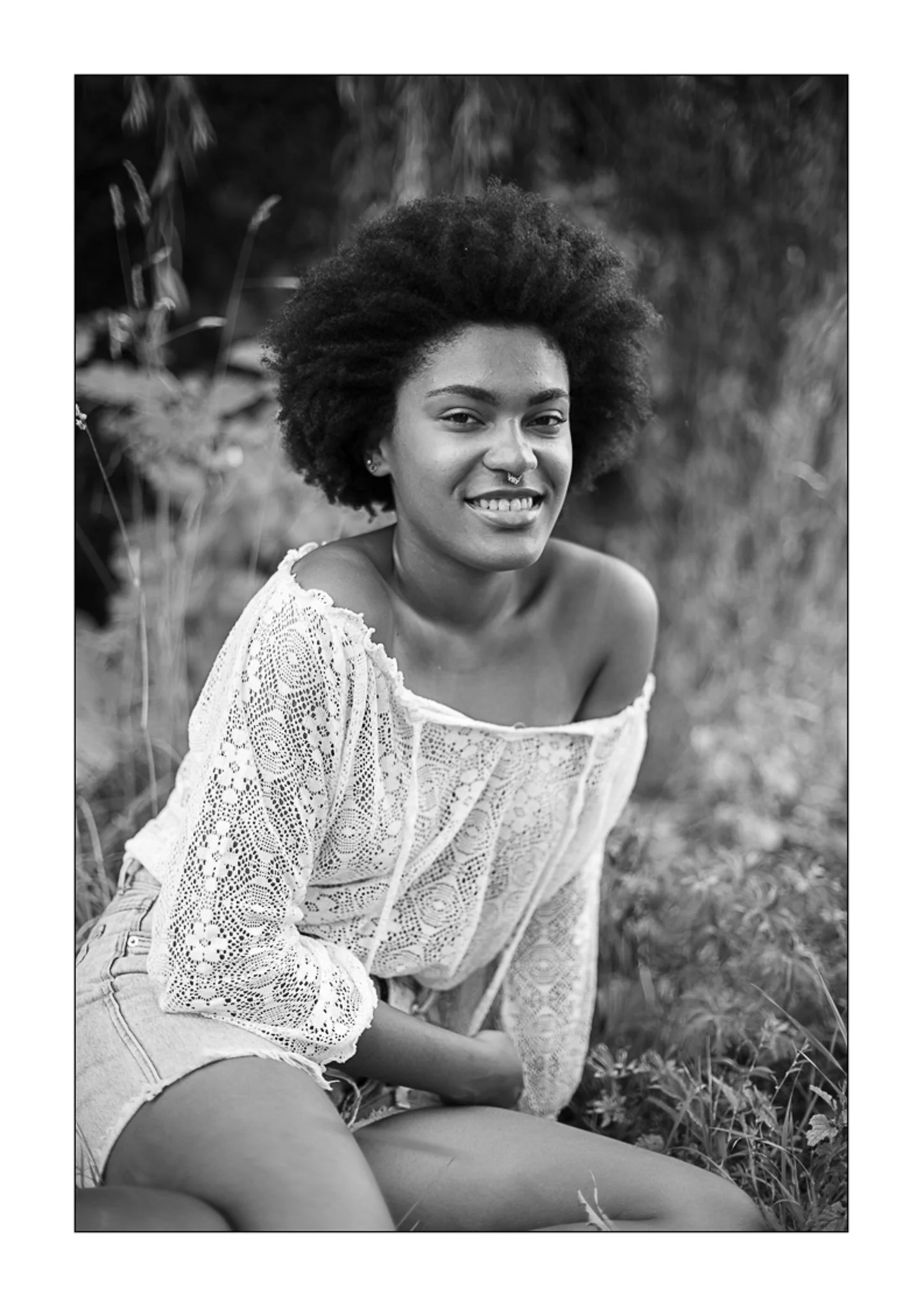 Galeria portretów monochromatycznych to opowieść o emocjach, świetle i formie. Czarno-biały portret wydobywa charakter, spojrzenie i autentyczność, eliminując zbędne rozpraszacze koloru. To fotografia portretowa oparta na prostocie, kontrastach i pon