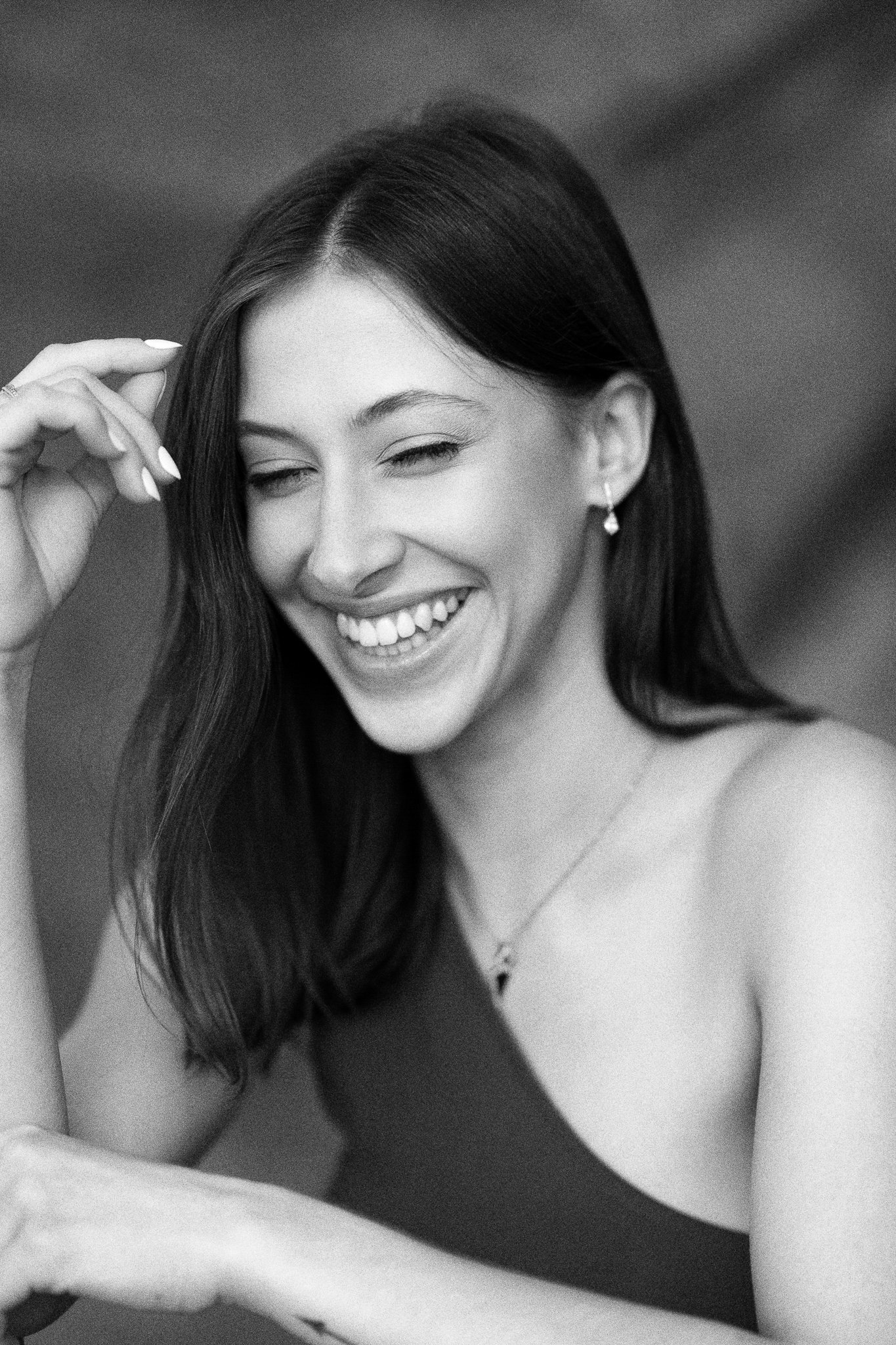 Galeria portretów monochromatycznych to opowieść o emocjach, świetle i formie. Czarno-biały portret wydobywa charakter, spojrzenie i autentyczność, eliminując zbędne rozpraszacze koloru. To fotografia portretowa oparta na prostocie, kontrastach i pon