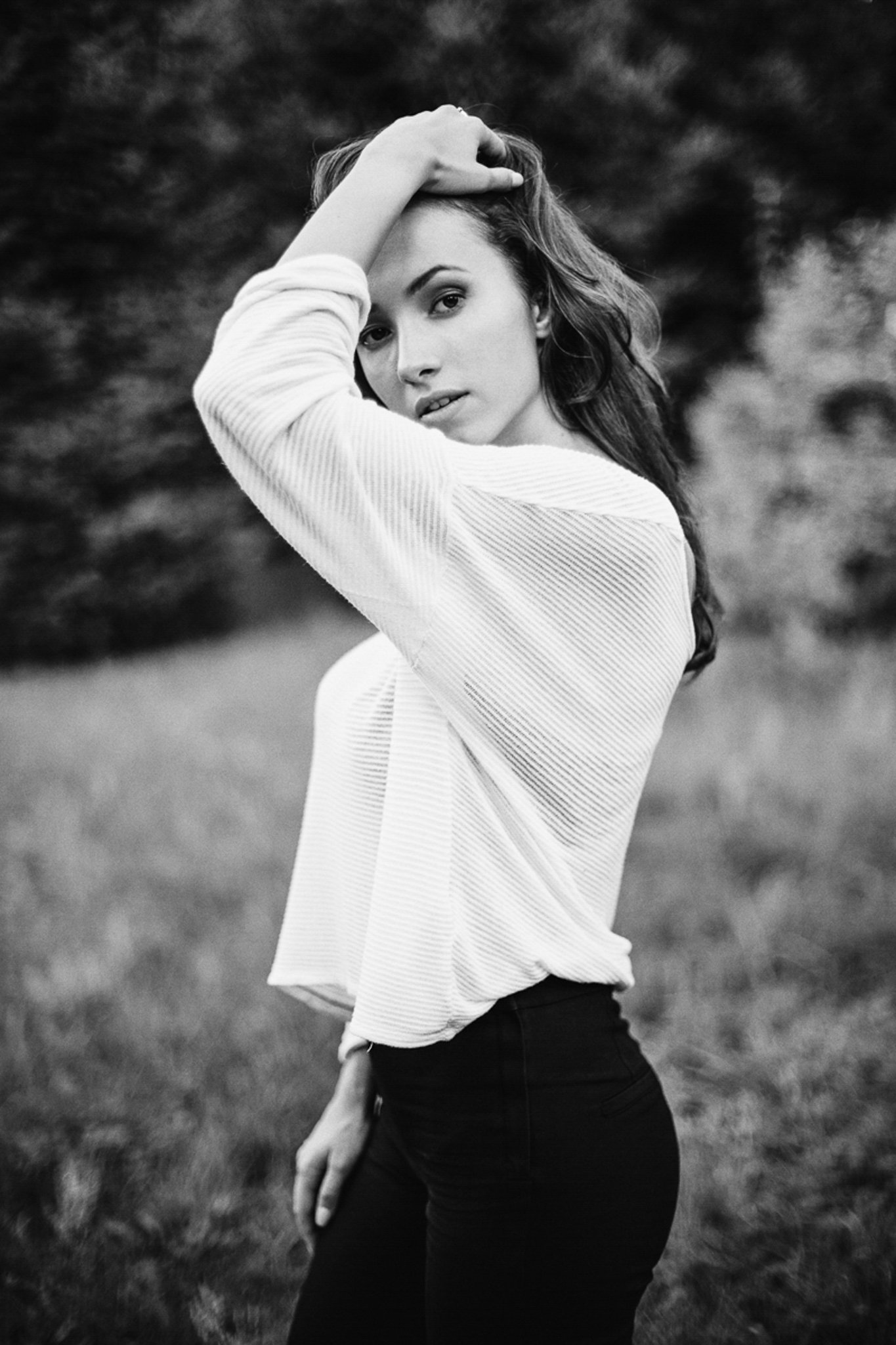 Galeria portretów monochromatycznych to opowieść o emocjach, świetle i formie. Czarno-biały portret wydobywa charakter, spojrzenie i autentyczność, eliminując zbędne rozpraszacze koloru. To fotografia portretowa oparta na prostocie, kontrastach i pon