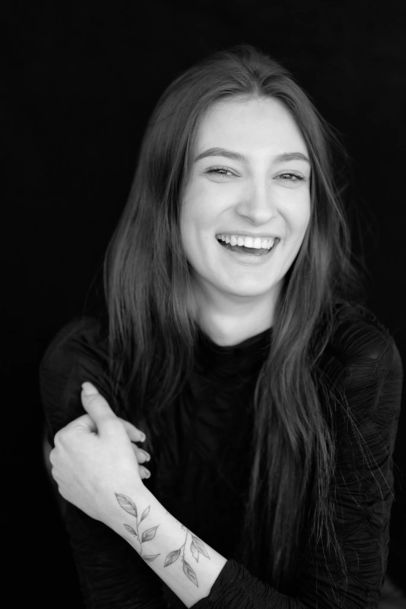 Galeria portretów monochromatycznych to opowieść o emocjach, świetle i formie. Czarno-biały portret wydobywa charakter, spojrzenie i autentyczność, eliminując zbędne rozpraszacze koloru. To fotografia portretowa oparta na prostocie, kontrastach i pon