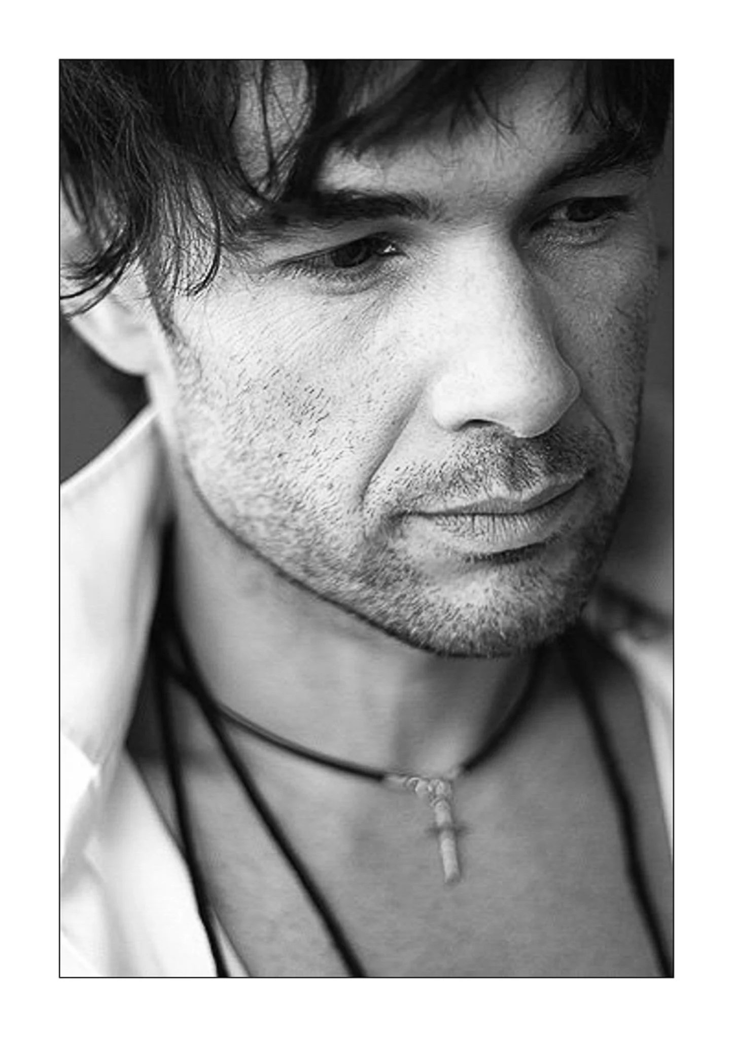 Galeria portretów monochromatycznych to opowieść o emocjach, świetle i formie. Czarno-biały portret wydobywa charakter, spojrzenie i autentyczność, eliminując zbędne rozpraszacze koloru. To fotografia portretowa oparta na prostocie, kontrastach i pon