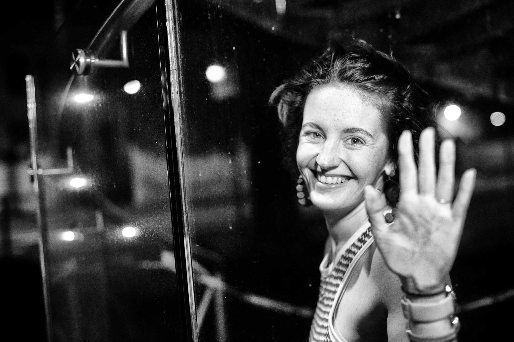 Galeria portretów monochromatycznych to opowieść o emocjach, świetle i formie. Czarno-biały portret wydobywa charakter, spojrzenie i autentyczność, eliminując zbędne rozpraszacze koloru. To fotografia portretowa oparta na prostocie, kontrastach i pon