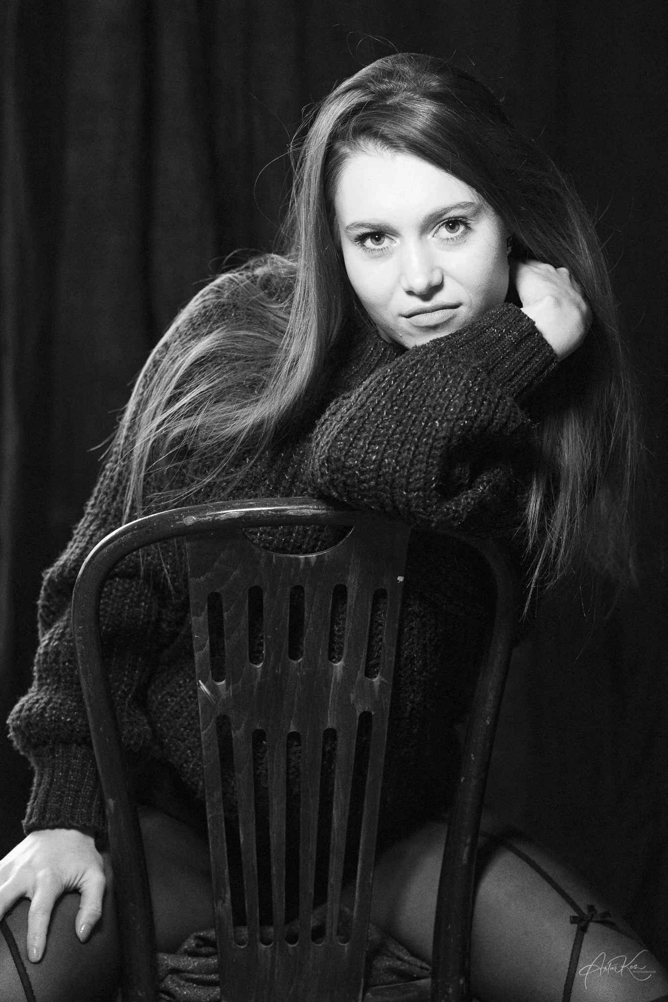 Galeria portretów monochromatycznych to opowieść o emocjach, świetle i formie. Czarno-biały portret wydobywa charakter, spojrzenie i autentyczność, eliminując zbędne rozpraszacze koloru. To fotografia portretowa oparta na prostocie, kontrastach i pon