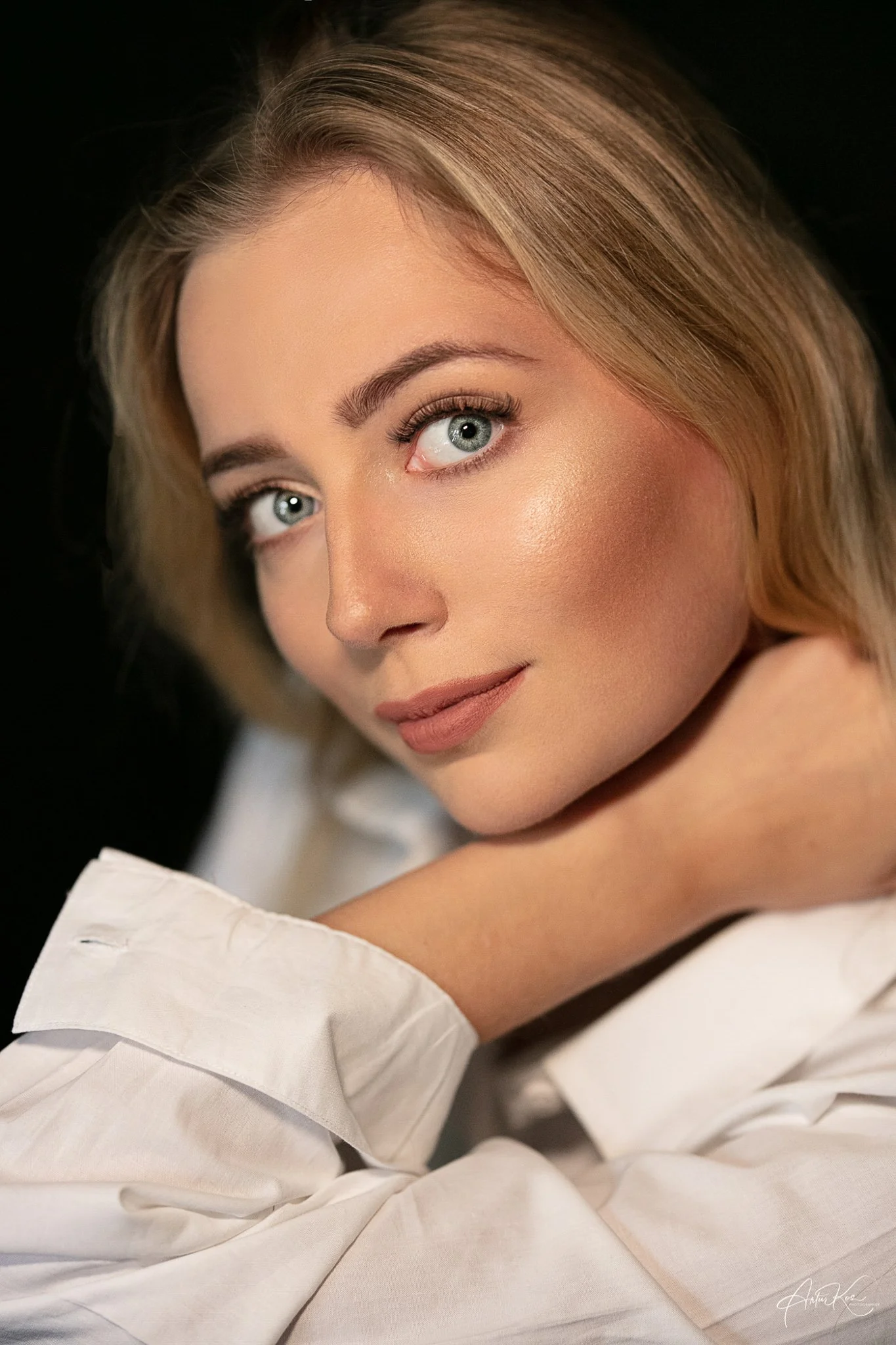 Color portrait photography celebrates natural tones, light, and emotion, capturing personality through rich colors and subtle nuances.