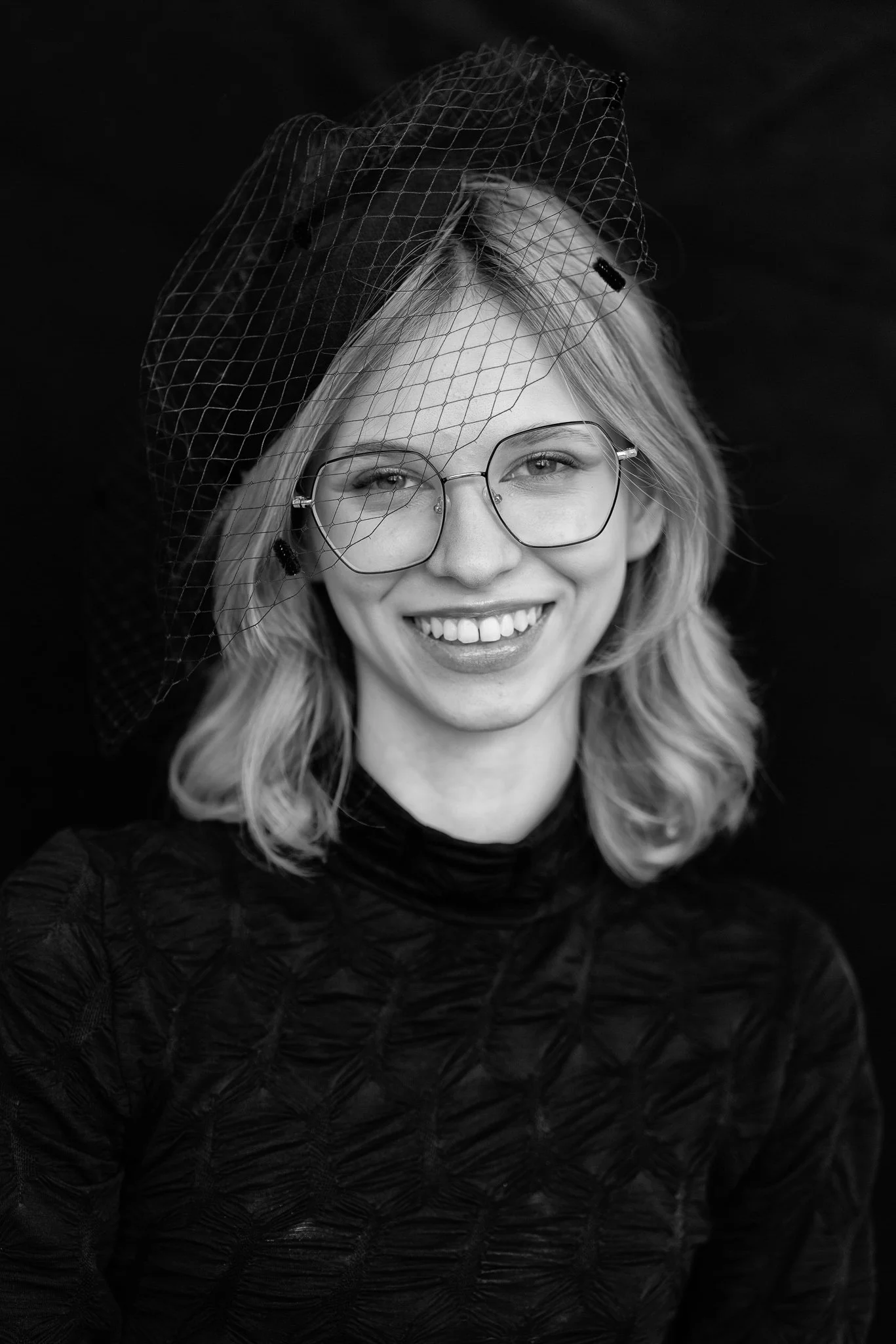 Galeria portretów monochromatycznych to opowieść o emocjach, świetle i formie. Czarno-biały portret wydobywa charakter, spojrzenie i autentyczność, eliminując zbędne rozpraszacze koloru. To fotografia portretowa oparta na prostocie, kontrastach i pon