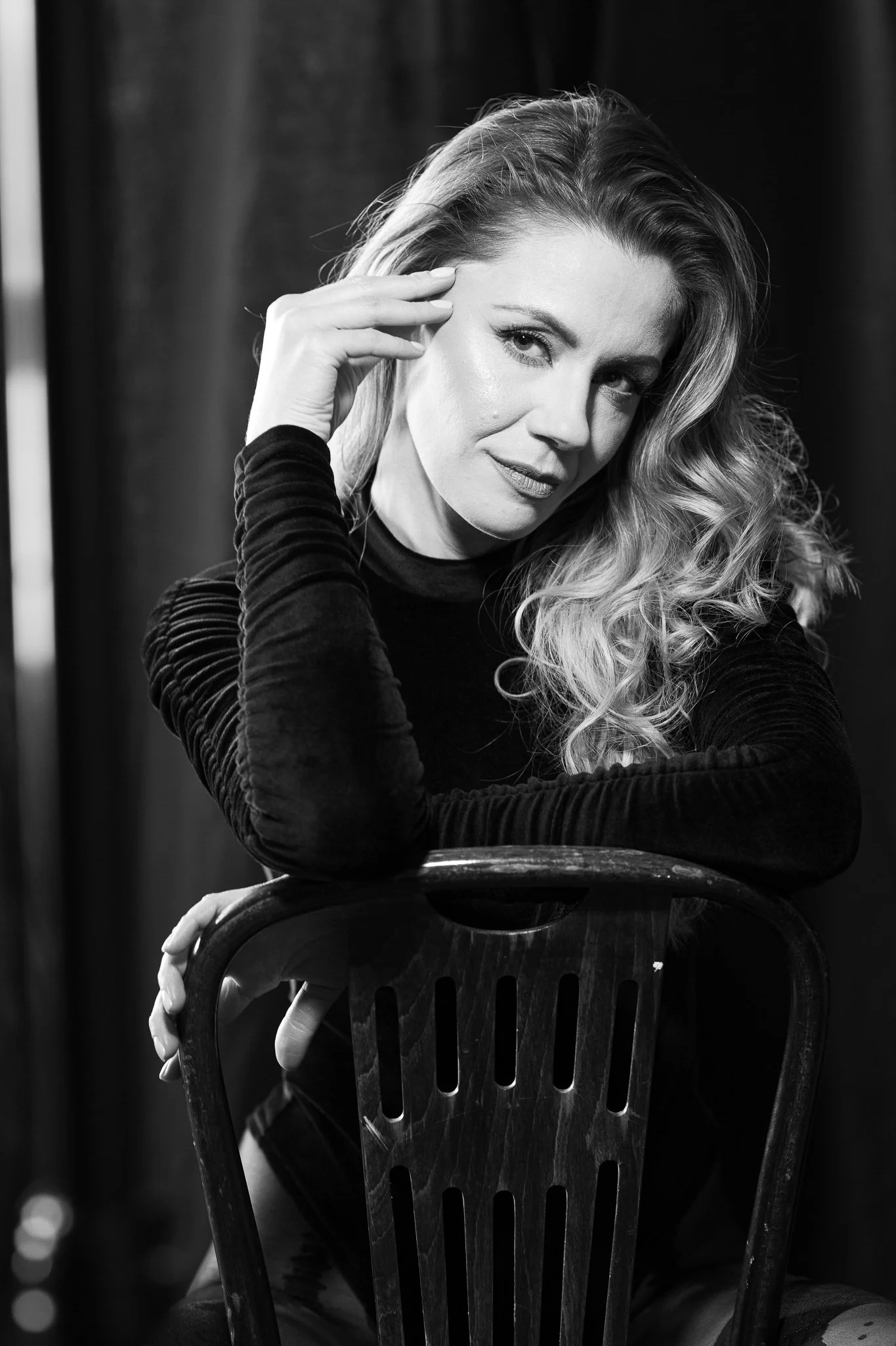 Galeria portretów monochromatycznych to opowieść o emocjach, świetle i formie. Czarno-biały portret wydobywa charakter, spojrzenie i autentyczność, eliminując zbędne rozpraszacze koloru. To fotografia portretowa oparta na prostocie, kontrastach i pon