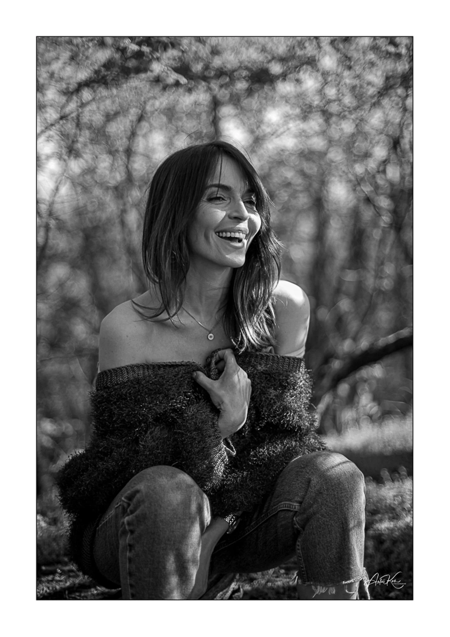 Galeria portretów monochromatycznych to opowieść o emocjach, świetle i formie. Czarno-biały portret wydobywa charakter, spojrzenie i autentyczność, eliminując zbędne rozpraszacze koloru. To fotografia portretowa oparta na prostocie, kontrastach i pon