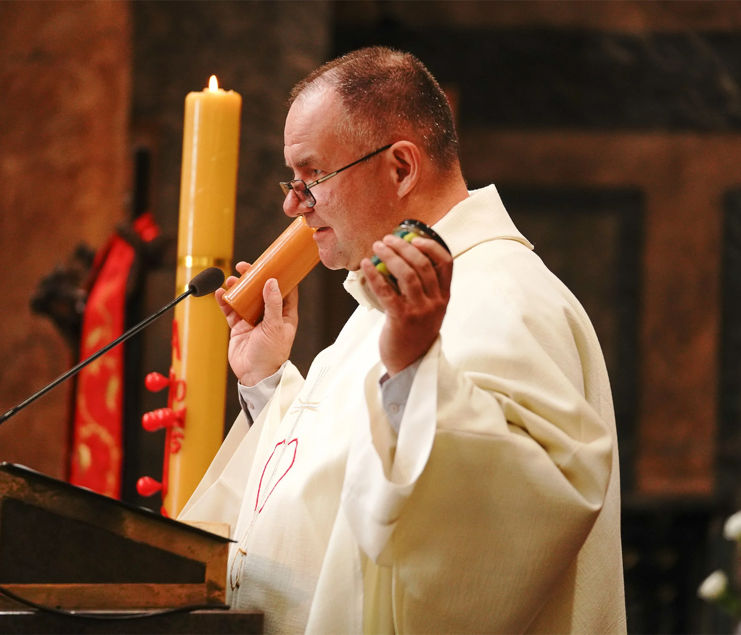 Album fotograficzny ślubny to ponadczasowa pamiątka, w której zapisane są najpiękniejsze chwile dnia ślubu. Starannie wybrane fotografie ukazują emocje, miłość, wzruszenia i wyjątkowe detale, tworząc spójną opowieść o Waszej historii. W One Day Studi