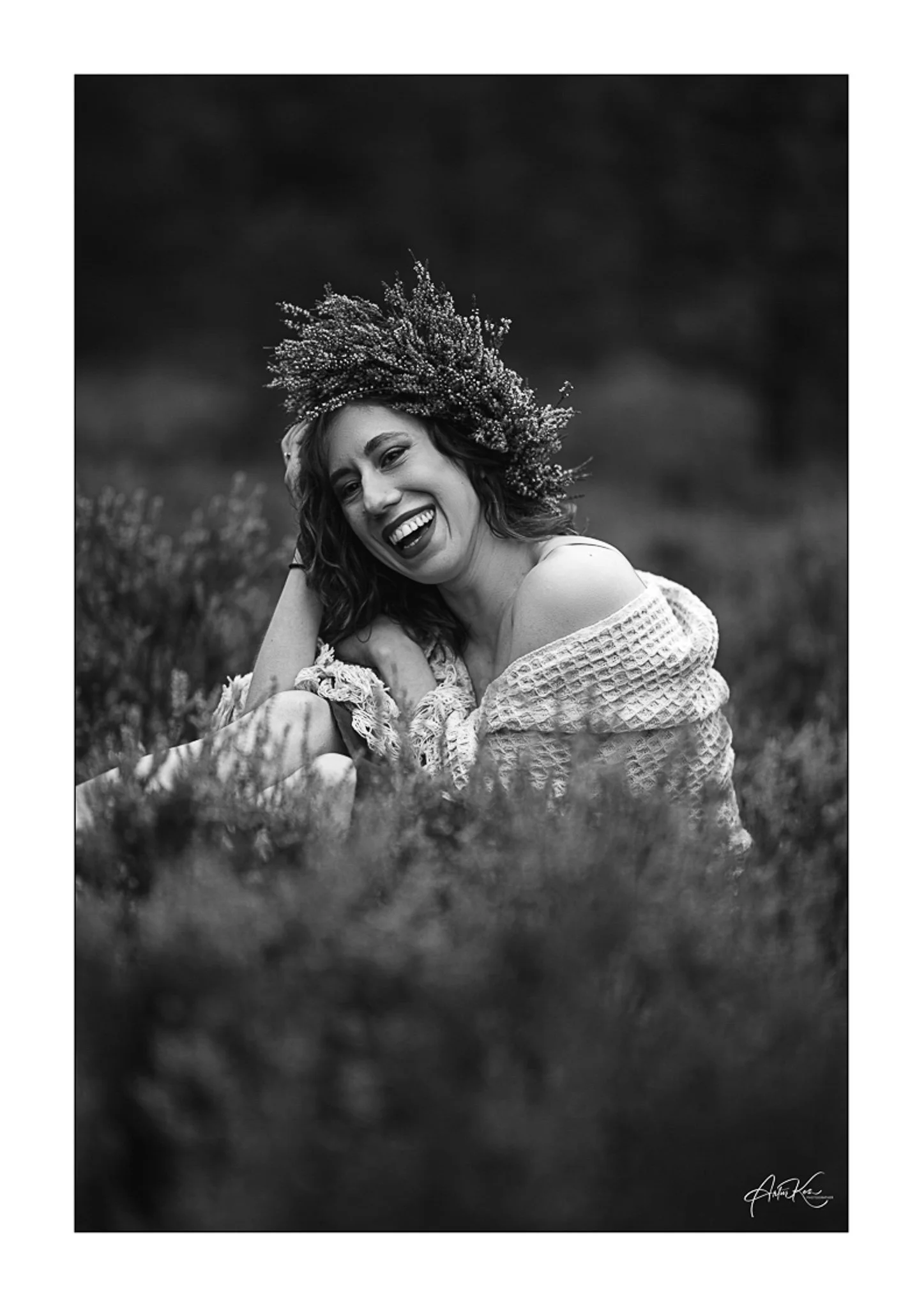 Galeria portretów monochromatycznych to opowieść o emocjach, świetle i formie. Czarno-biały portret wydobywa charakter, spojrzenie i autentyczność, eliminując zbędne rozpraszacze koloru. To fotografia portretowa oparta na prostocie, kontrastach i pon