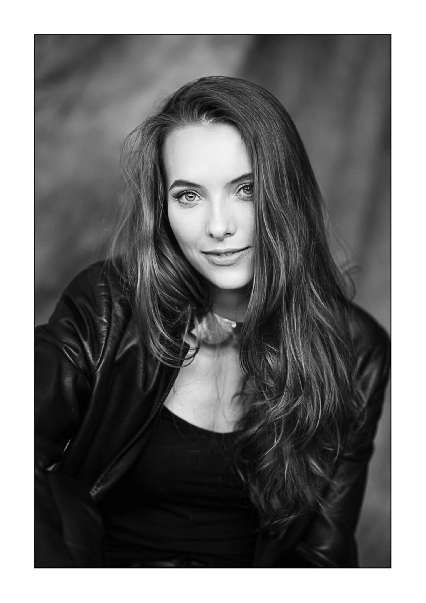 Galeria portretów monochromatycznych to opowieść o emocjach, świetle i formie. Czarno-biały portret wydobywa charakter, spojrzenie i autentyczność, eliminując zbędne rozpraszacze koloru. To fotografia portretowa oparta na prostocie, kontrastach i pon