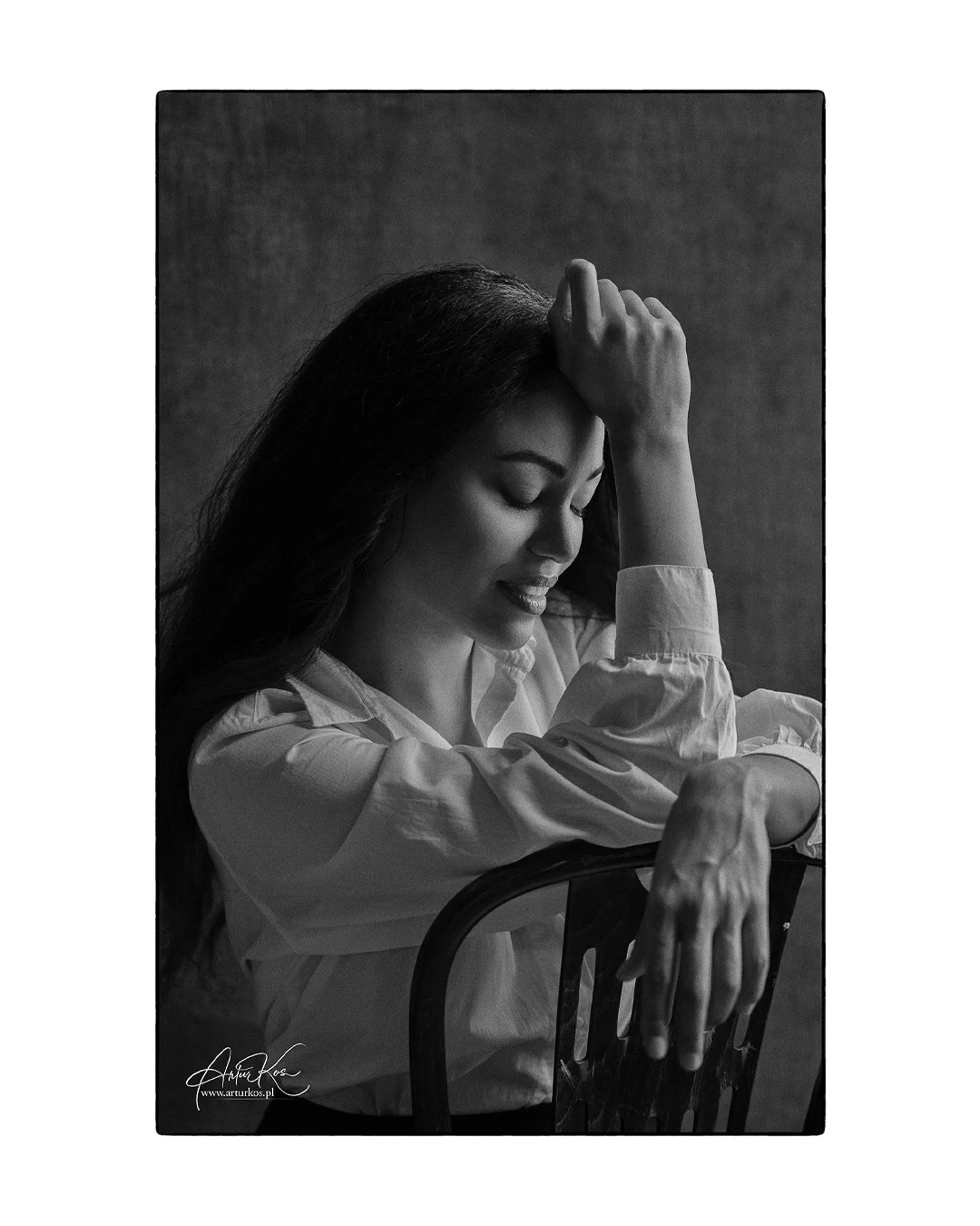 Galeria portretów monochromatycznych to opowieść o emocjach, świetle i formie. Czarno-biały portret wydobywa charakter, spojrzenie i autentyczność, eliminując zbędne rozpraszacze koloru. To fotografia portretowa oparta na prostocie, kontrastach i pon