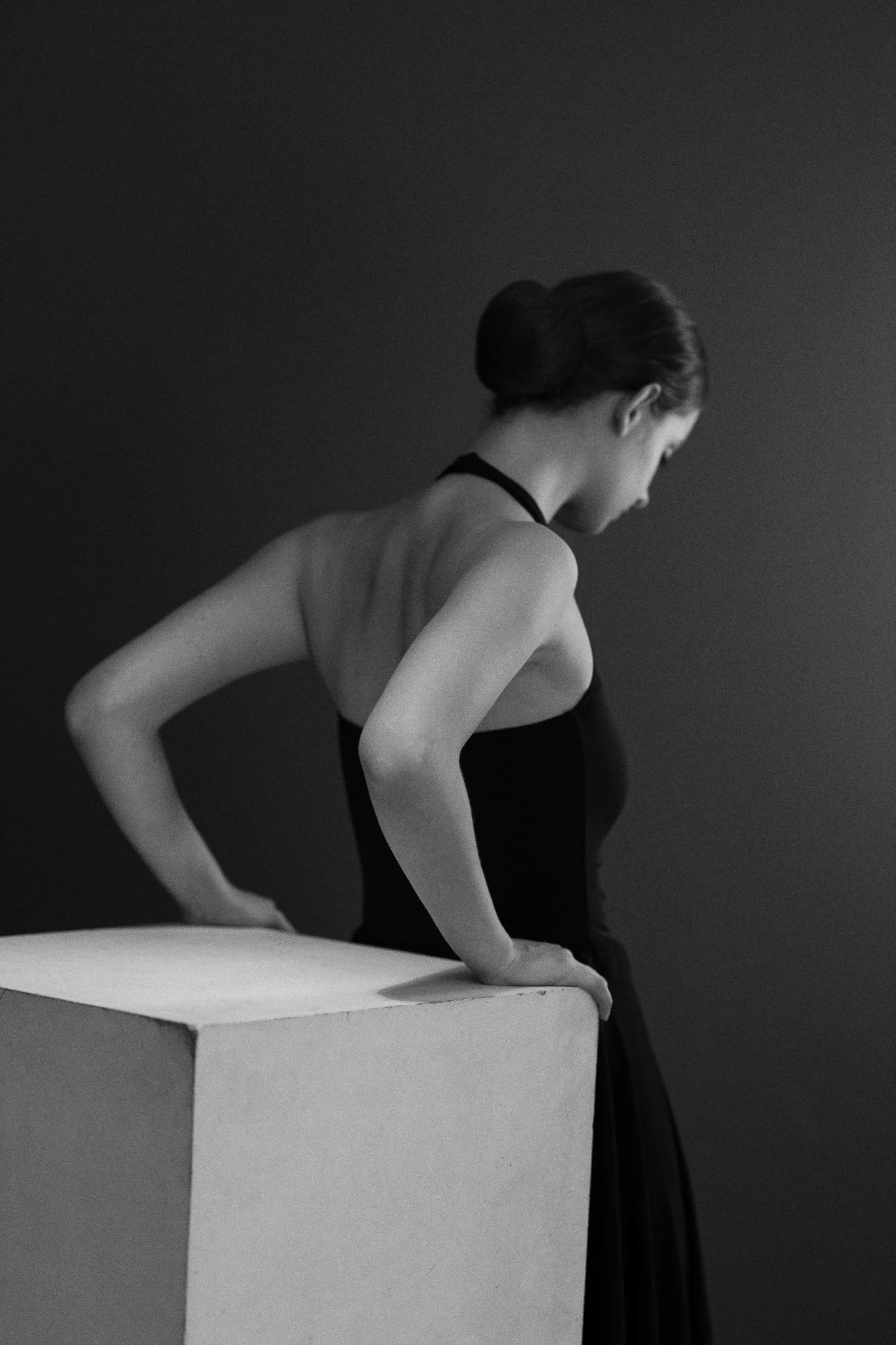 Galeria portretów monochromatycznych to opowieść o emocjach, świetle i formie. Czarno-biały portret wydobywa charakter, spojrzenie i autentyczność, eliminując zbędne rozpraszacze koloru. To fotografia portretowa oparta na prostocie, kontrastach i pon