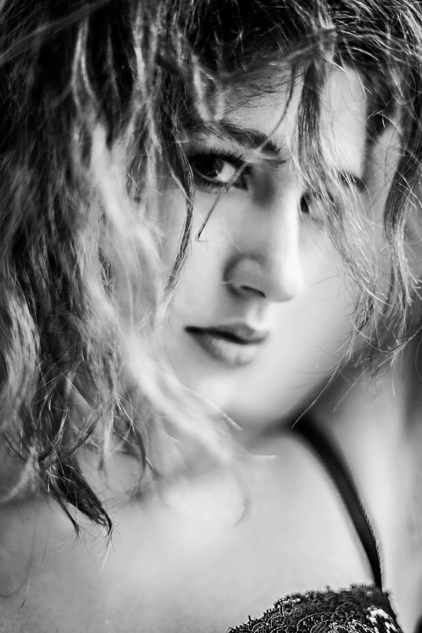 Galeria portretów monochromatycznych to opowieść o emocjach, świetle i formie. Czarno-biały portret wydobywa charakter, spojrzenie i autentyczność, eliminując zbędne rozpraszacze koloru. To fotografia portretowa oparta na prostocie, kontrastach i pon