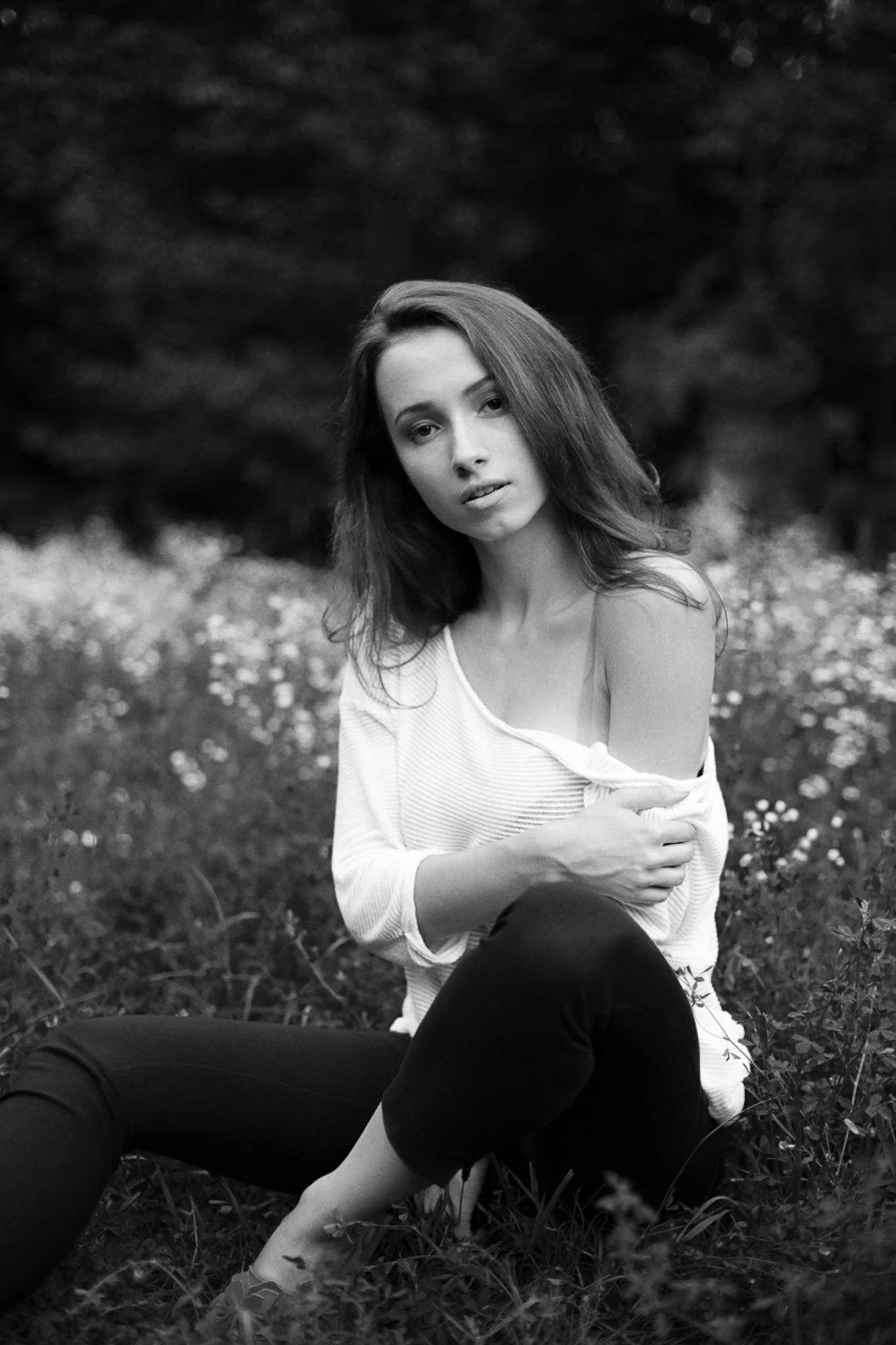 Galeria portretów monochromatycznych to opowieść o emocjach, świetle i formie. Czarno-biały portret wydobywa charakter, spojrzenie i autentyczność, eliminując zbędne rozpraszacze koloru. To fotografia portretowa oparta na prostocie, kontrastach i pon