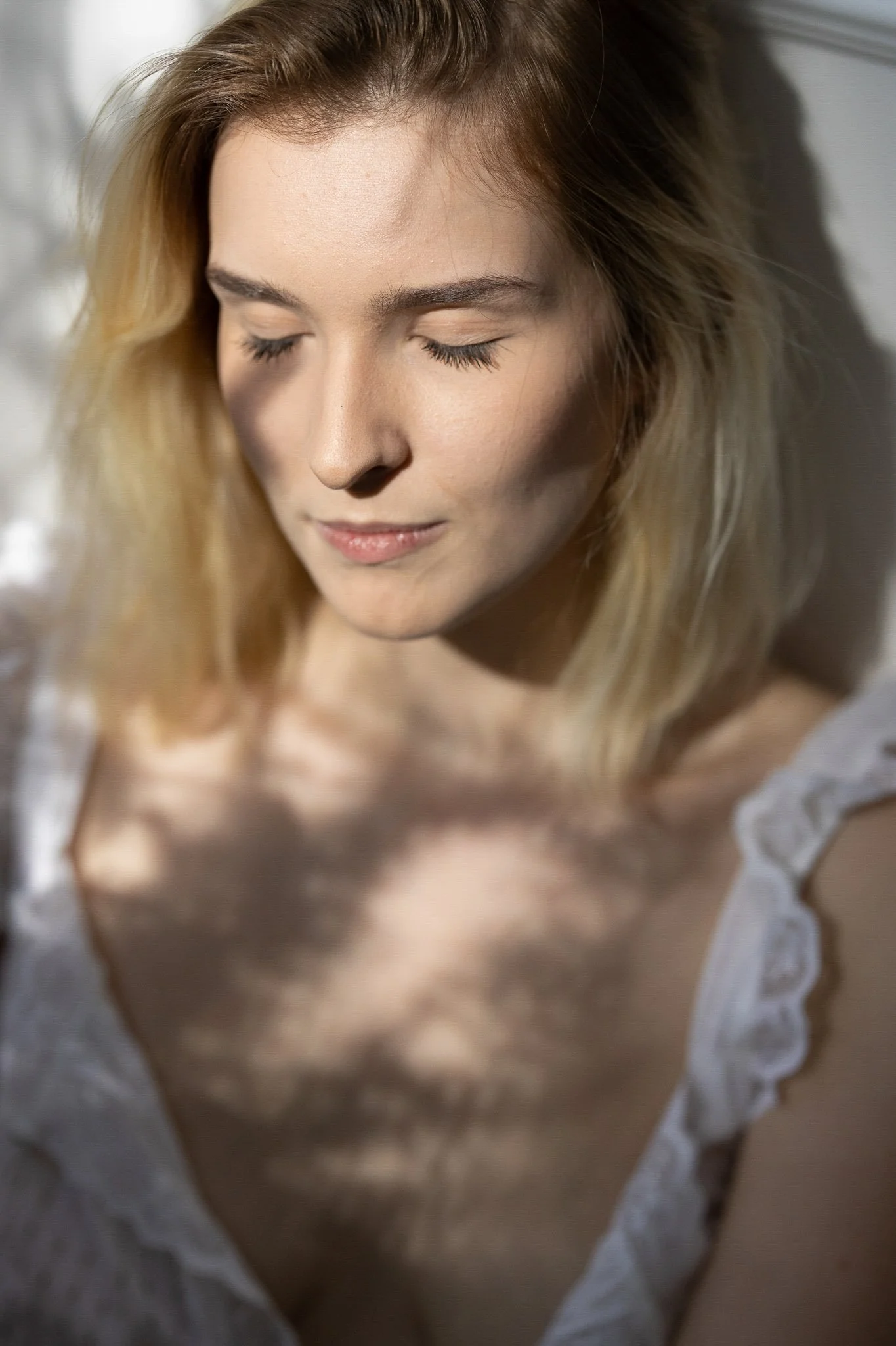 Color portrait photography celebrates natural tones, light, and emotion, capturing personality through rich colors and subtle nuances.