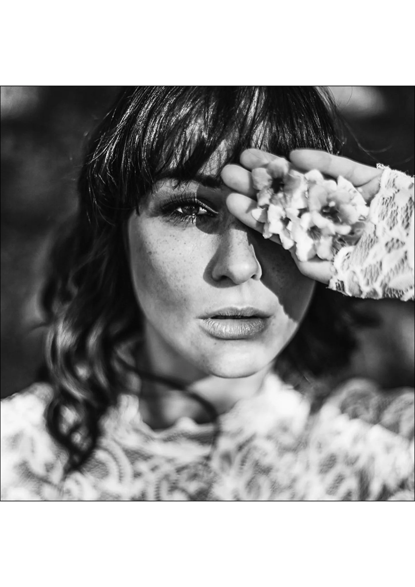 Galeria portretów monochromatycznych to opowieść o emocjach, świetle i formie. Czarno-biały portret wydobywa charakter, spojrzenie i autentyczność, eliminując zbędne rozpraszacze koloru. To fotografia portretowa oparta na prostocie, kontrastach i pon