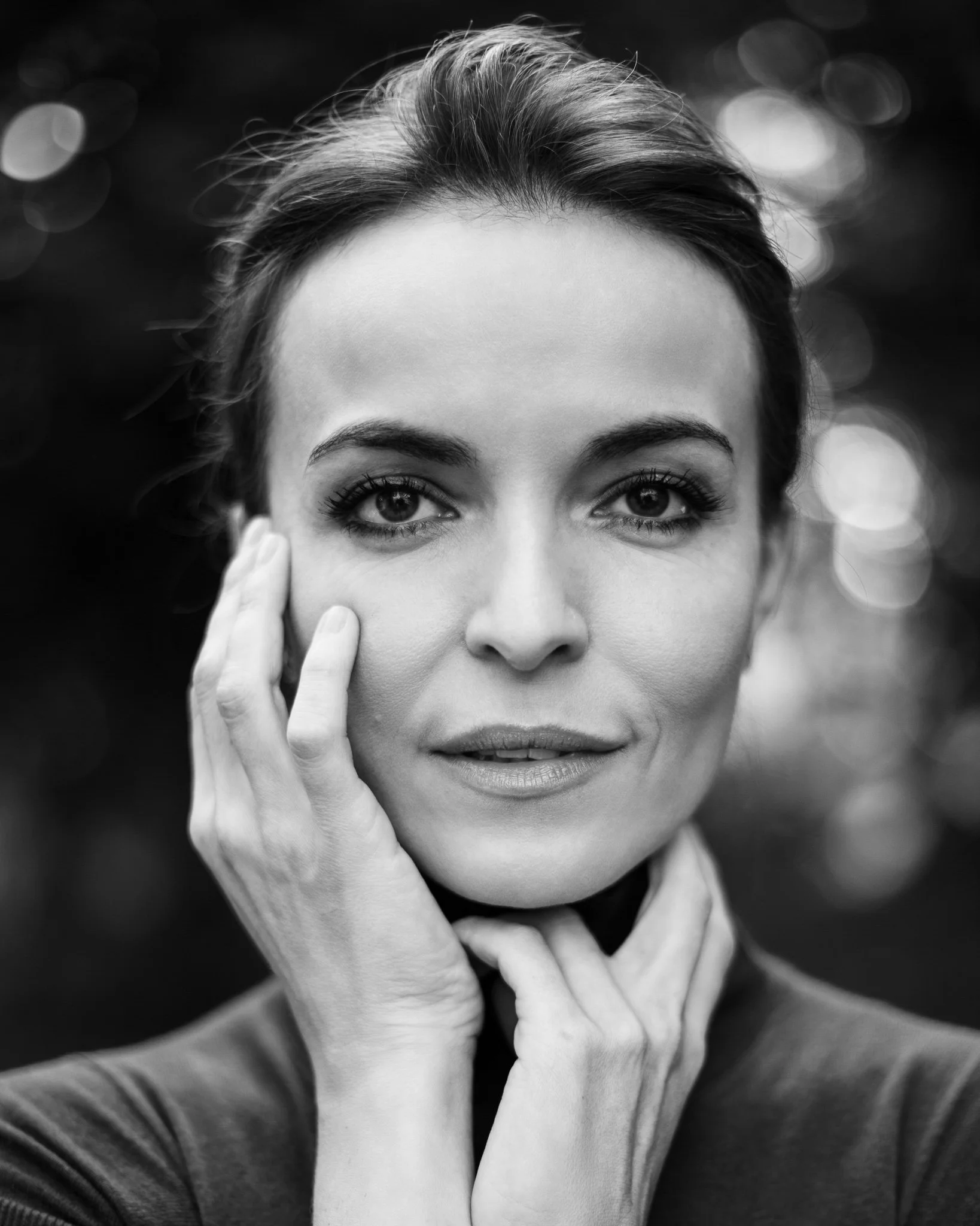 Galeria portretów monochromatycznych to opowieść o emocjach, świetle i formie. Czarno-biały portret wydobywa charakter, spojrzenie i autentyczność, eliminując zbędne rozpraszacze koloru. To fotografia portretowa oparta na prostocie, kontrastach i pon