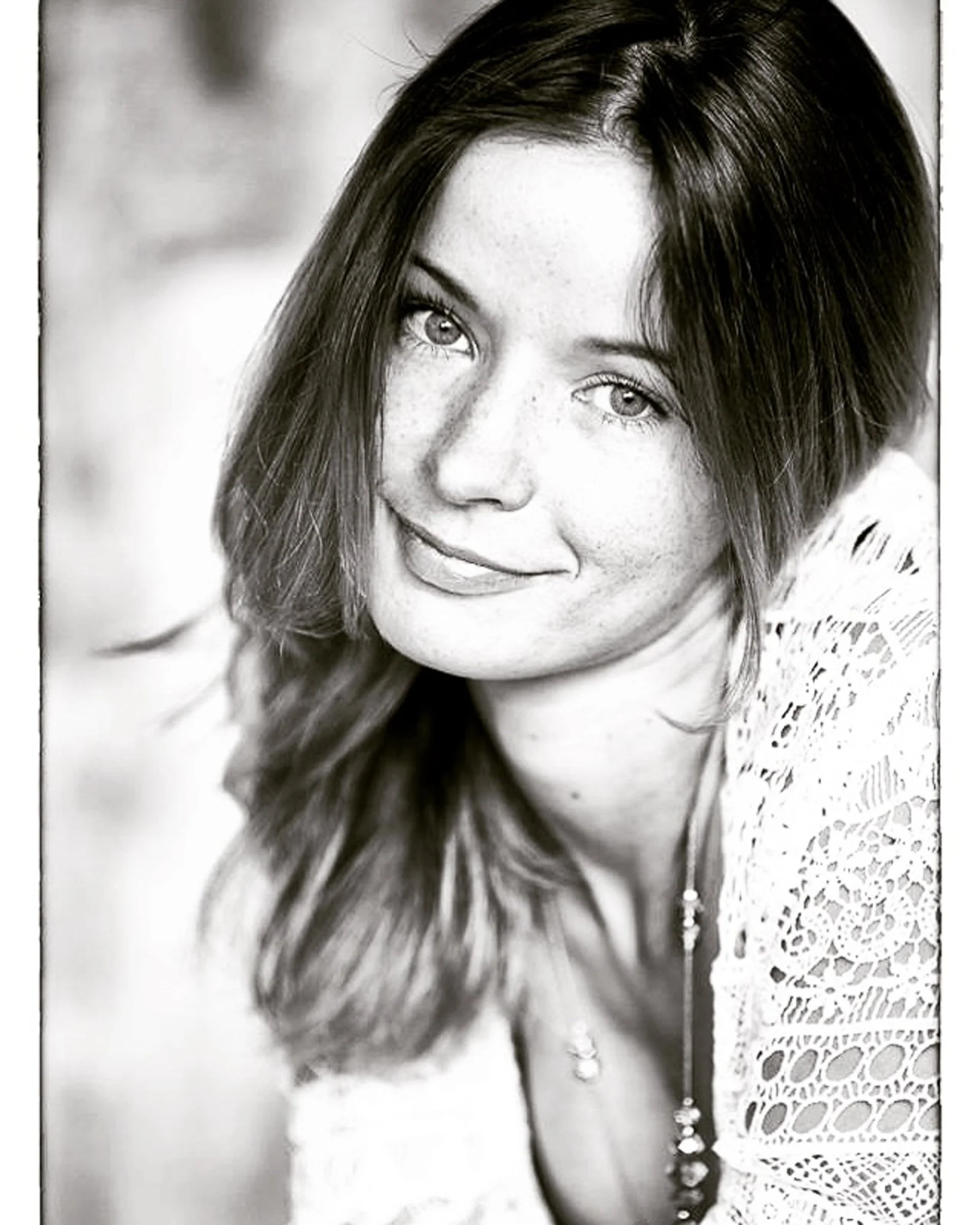 Galeria portretów monochromatycznych to opowieść o emocjach, świetle i formie. Czarno-biały portret wydobywa charakter, spojrzenie i autentyczność, eliminując zbędne rozpraszacze koloru. To fotografia portretowa oparta na prostocie, kontrastach i pon