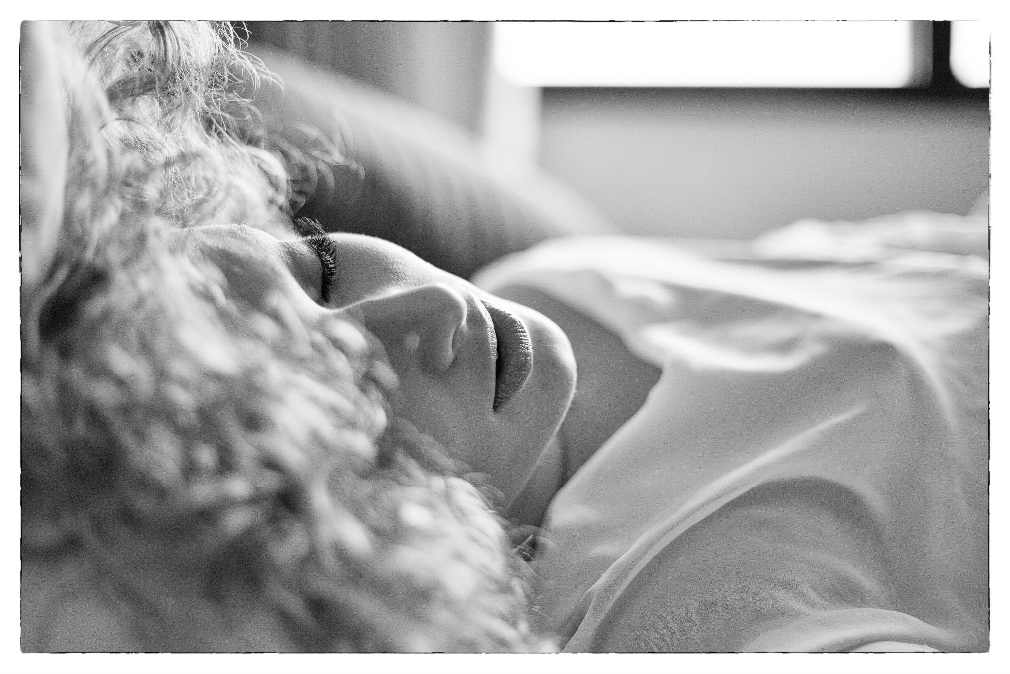 Galeria portretów monochromatycznych to opowieść o emocjach, świetle i formie. Czarno-biały portret wydobywa charakter, spojrzenie i autentyczność, eliminując zbędne rozpraszacze koloru. To fotografia portretowa oparta na prostocie, kontrastach i pon