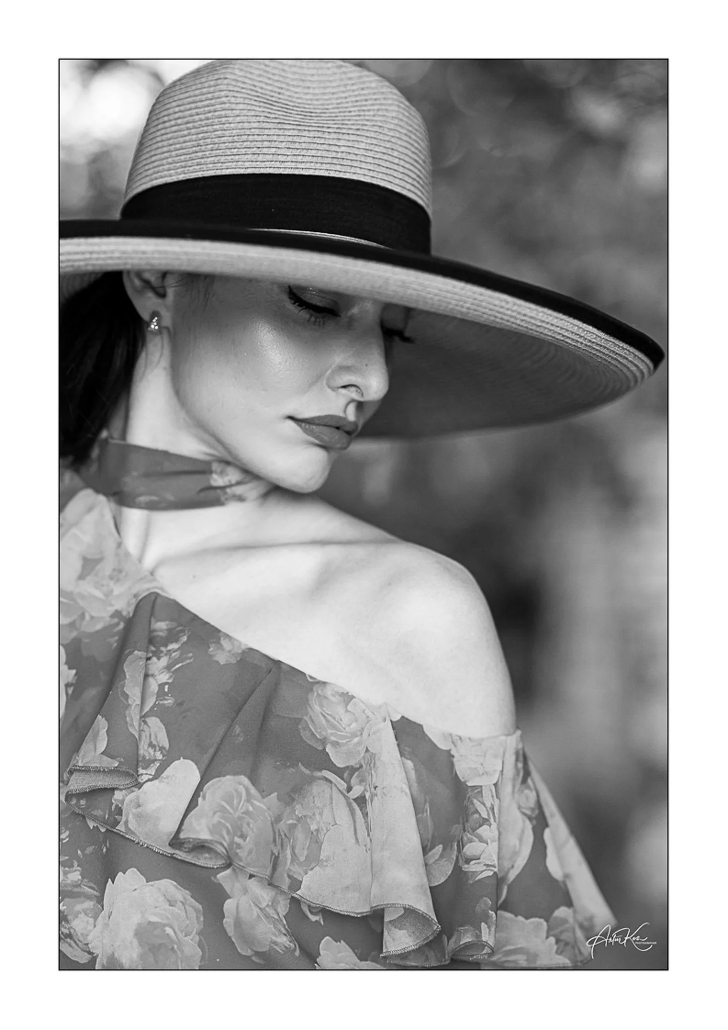 Galeria portretów monochromatycznych to opowieść o emocjach, świetle i formie. Czarno-biały portret wydobywa charakter, spojrzenie i autentyczność, eliminując zbędne rozpraszacze koloru. To fotografia portretowa oparta na prostocie, kontrastach i pon