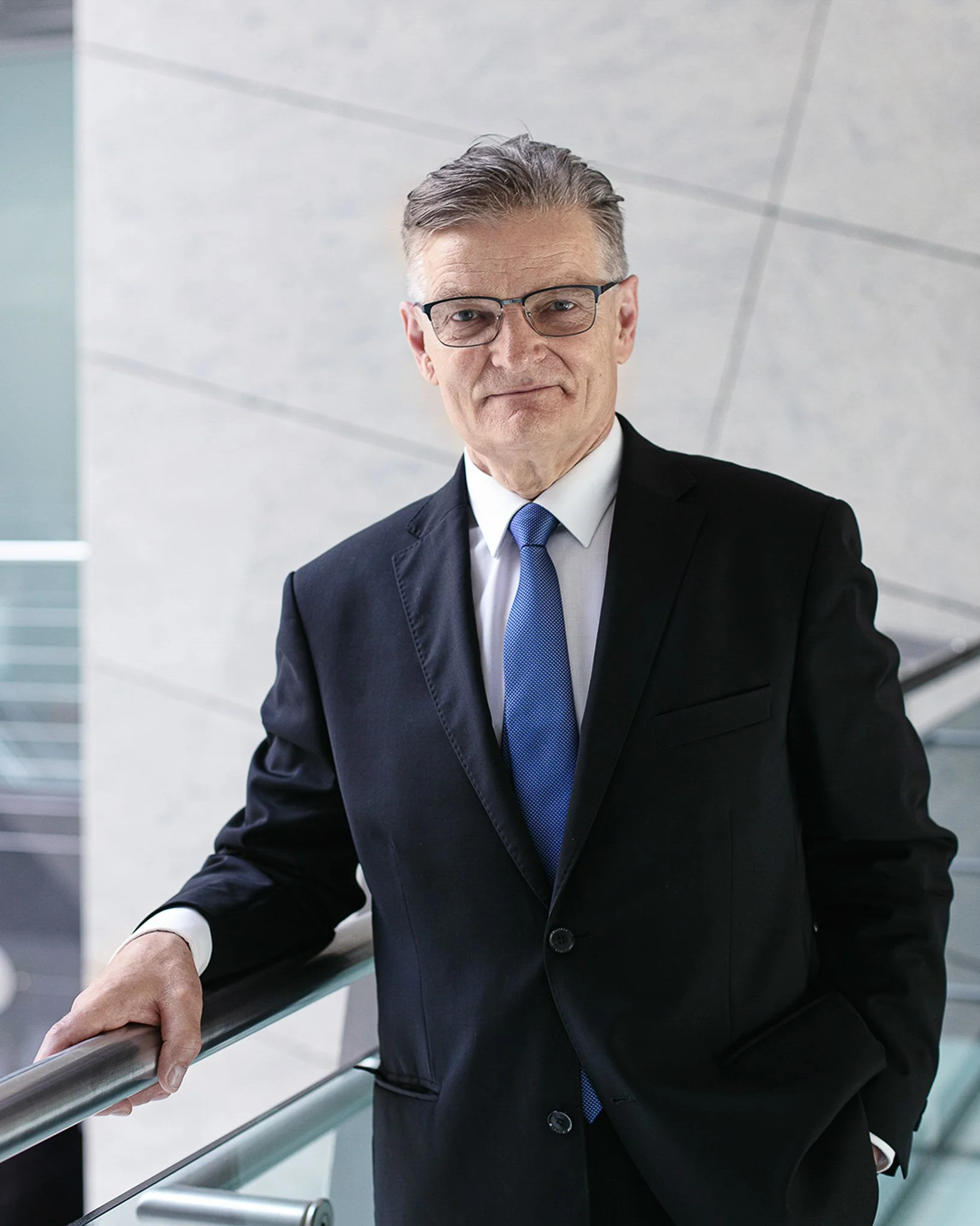 Profesjonalna fotografia biznesowa w Warszawie — sesje wizerunkowe, portrety biznesowe i zdjęcia na LinkedIn. Tworzę fotografie, które podkreślają Twój profesjonalizm, budują zaufanie i wzmacniają markę osobistą. Pokaż siebie i swój biznes z najlepsz