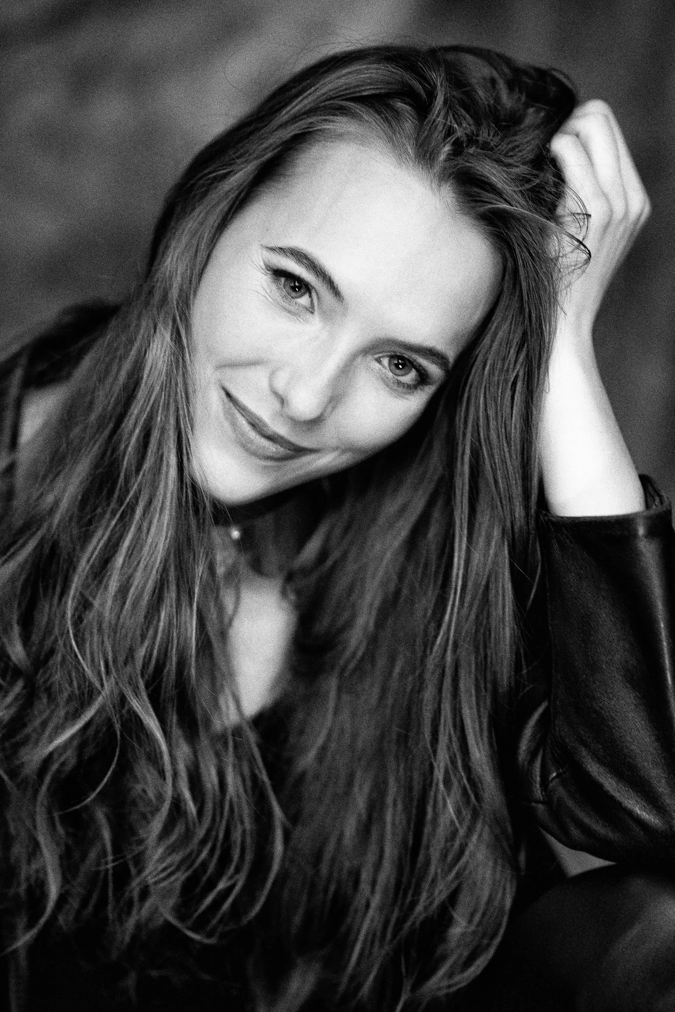 Galeria portretów monochromatycznych to opowieść o emocjach, świetle i formie. Czarno-biały portret wydobywa charakter, spojrzenie i autentyczność, eliminując zbędne rozpraszacze koloru. To fotografia portretowa oparta na prostocie, kontrastach i pon
