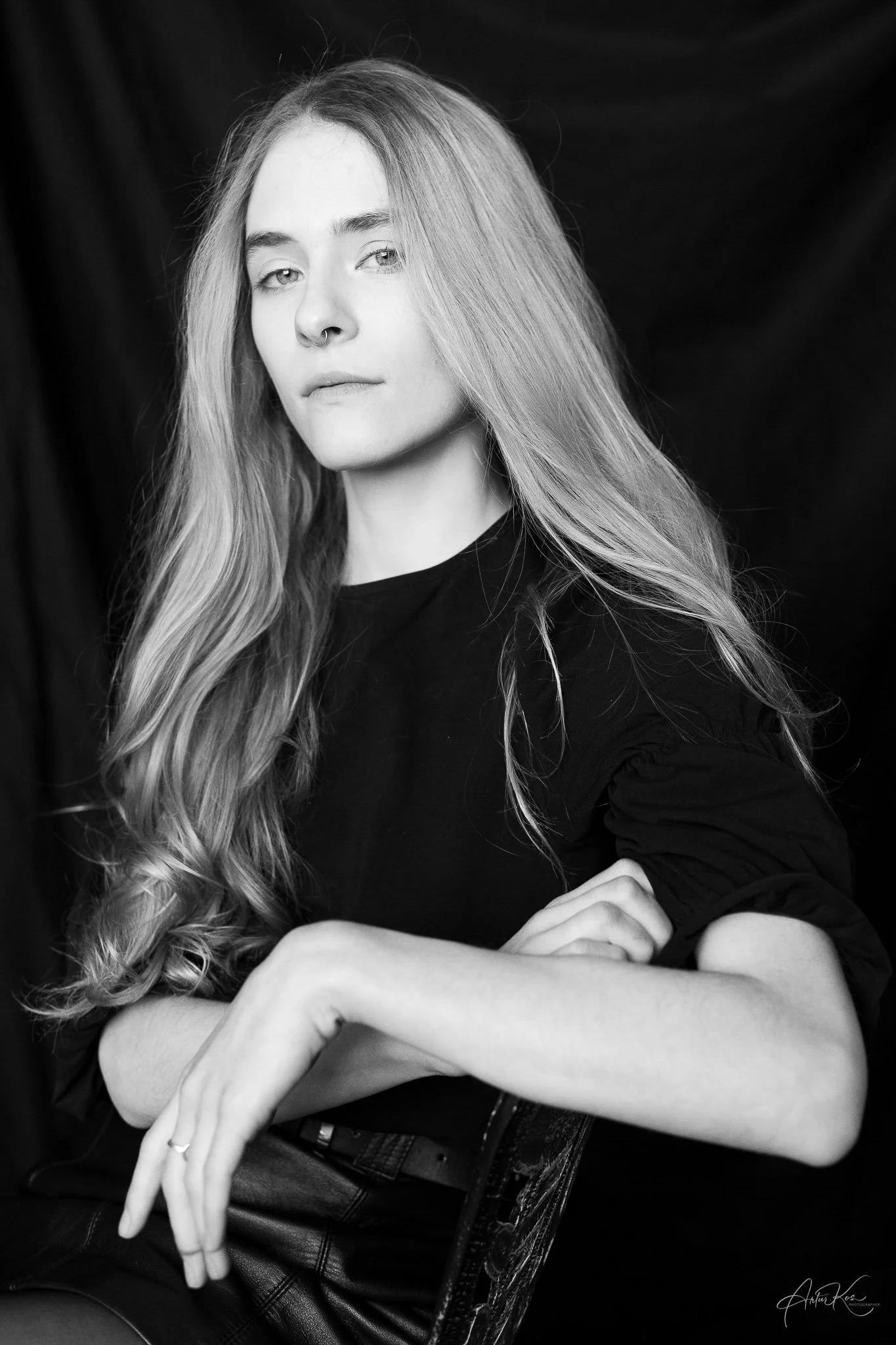 Galeria portretów monochromatycznych to opowieść o emocjach, świetle i formie. Czarno-biały portret wydobywa charakter, spojrzenie i autentyczność, eliminując zbędne rozpraszacze koloru. To fotografia portretowa oparta na prostocie, kontrastach i pon