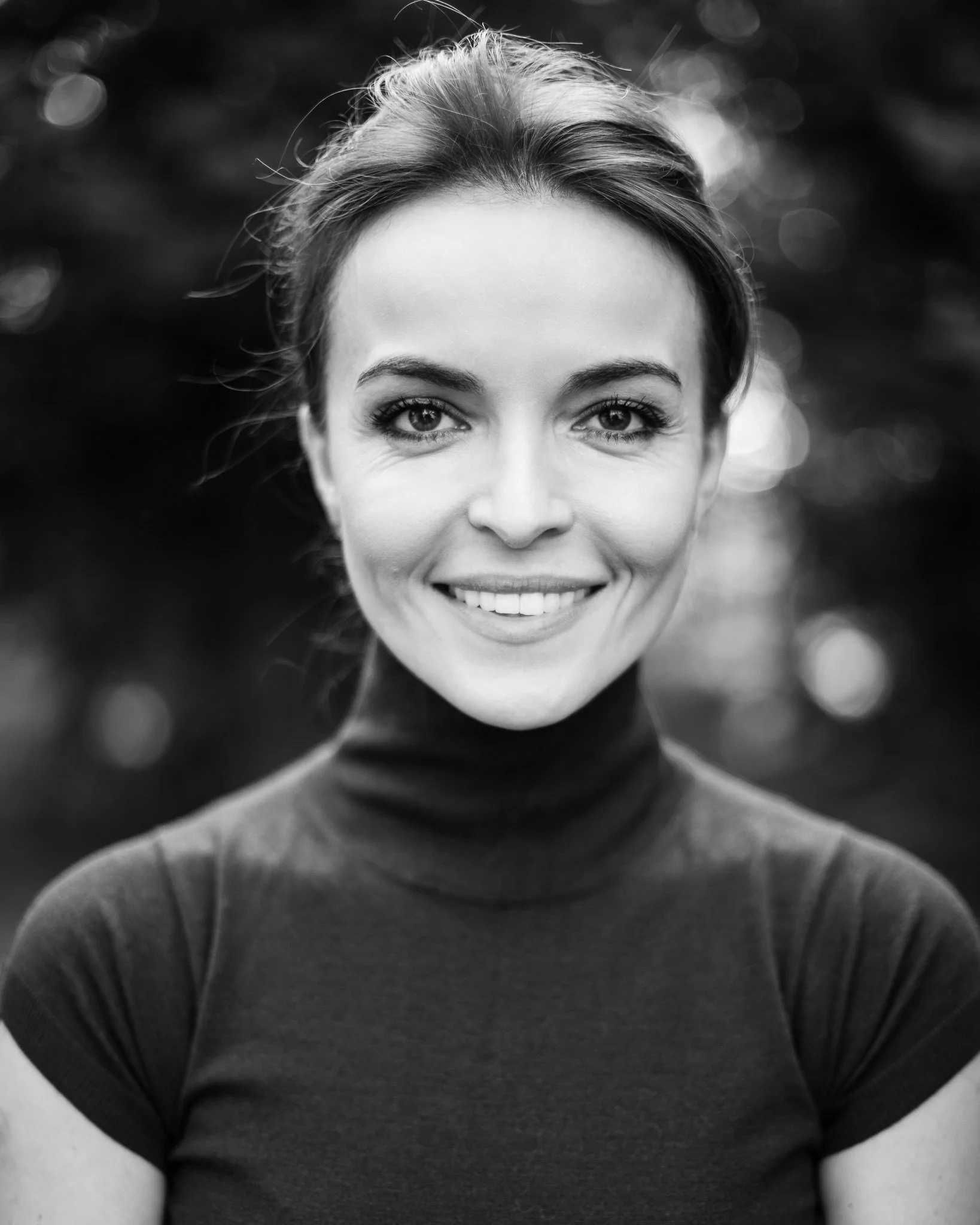 Galeria portretów monochromatycznych to opowieść o emocjach, świetle i formie. Czarno-biały portret wydobywa charakter, spojrzenie i autentyczność, eliminując zbędne rozpraszacze koloru. To fotografia portretowa oparta na prostocie, kontrastach i pon