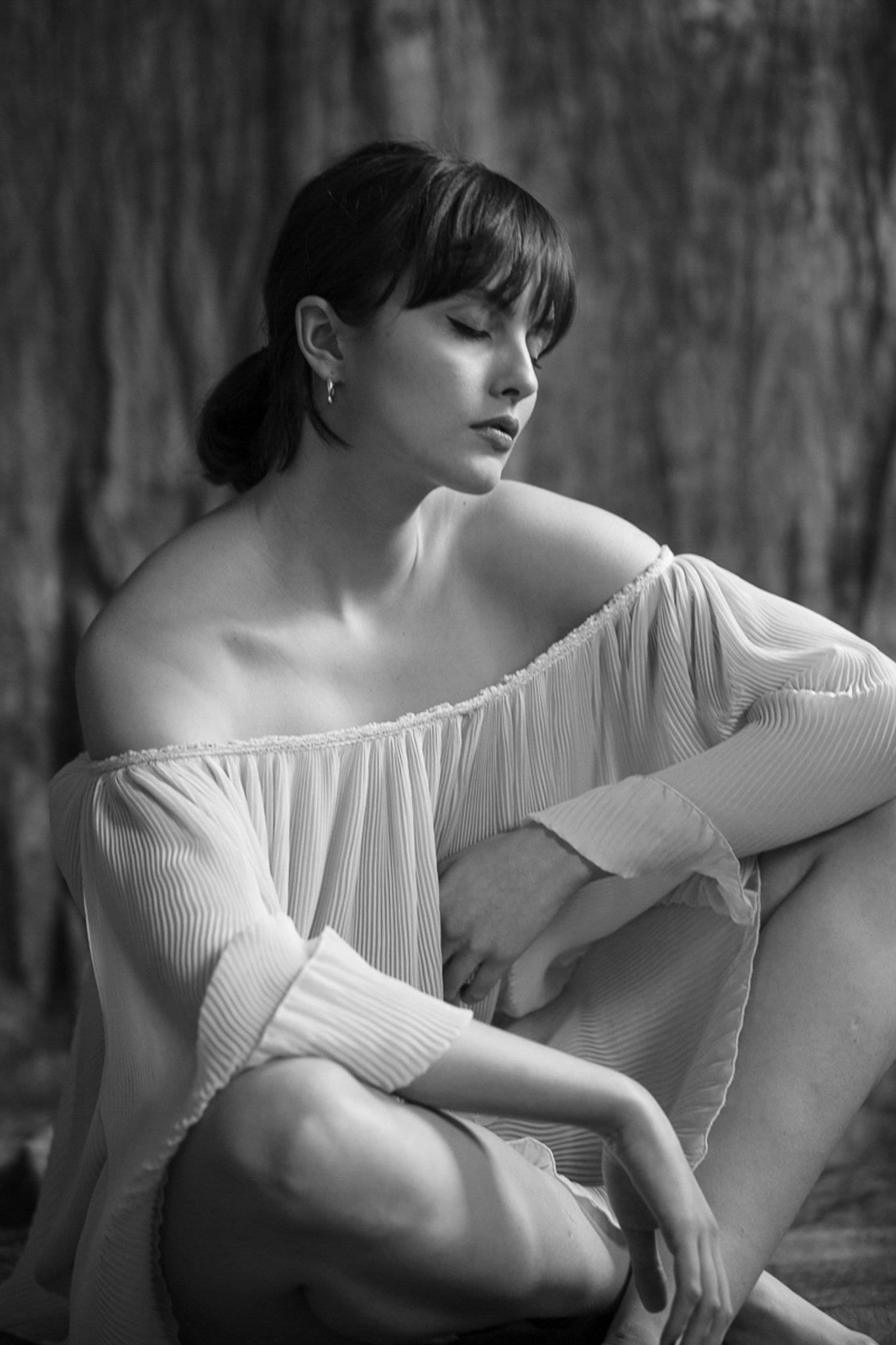 Galeria portretów monochromatycznych to opowieść o emocjach, świetle i formie. Czarno-biały portret wydobywa charakter, spojrzenie i autentyczność, eliminując zbędne rozpraszacze koloru. To fotografia portretowa oparta na prostocie, kontrastach i pon