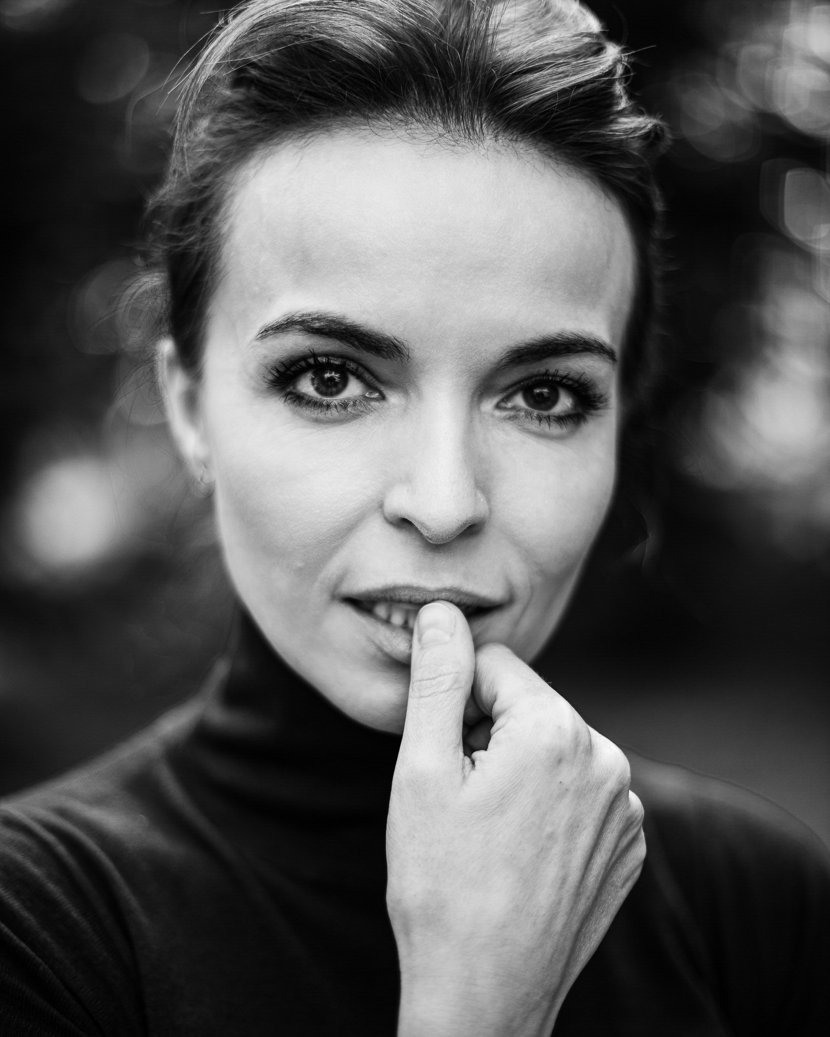 Galeria portretów monochromatycznych to opowieść o emocjach, świetle i formie. Czarno-biały portret wydobywa charakter, spojrzenie i autentyczność, eliminując zbędne rozpraszacze koloru. To fotografia portretowa oparta na prostocie, kontrastach i pon