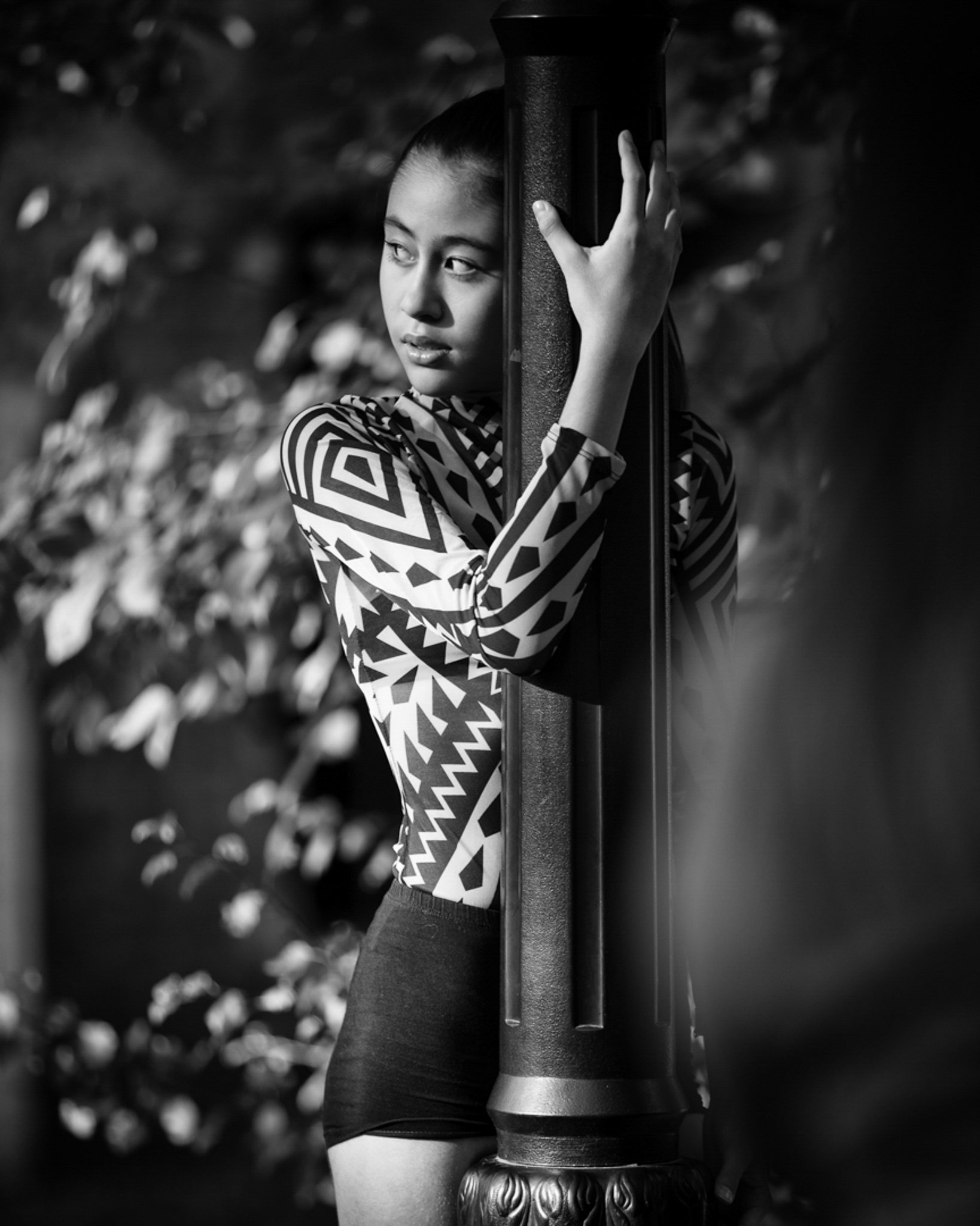 Galeria portretów monochromatycznych to opowieść o emocjach, świetle i formie. Czarno-biały portret wydobywa charakter, spojrzenie i autentyczność, eliminując zbędne rozpraszacze koloru. To fotografia portretowa oparta na prostocie, kontrastach i pon