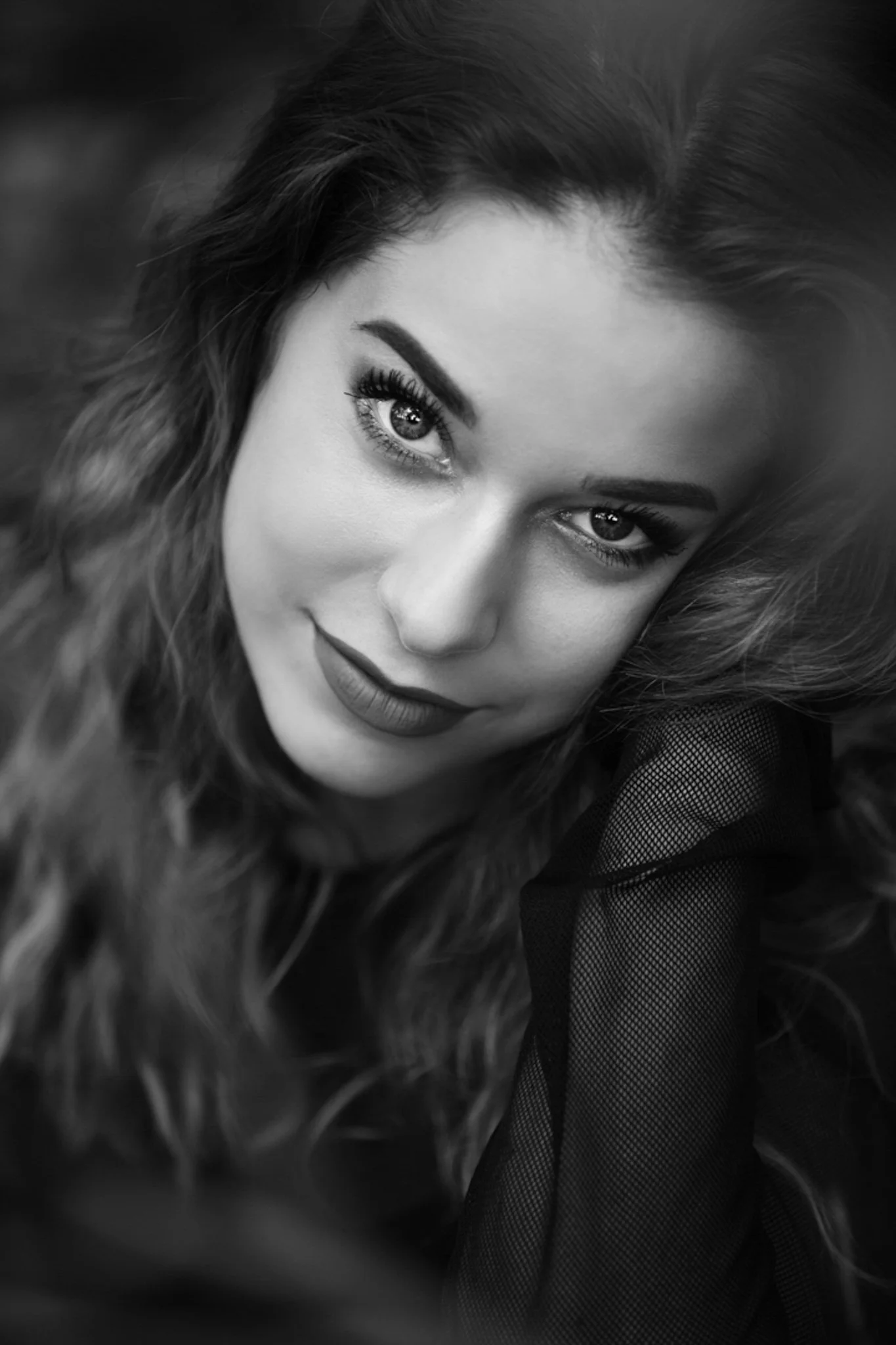 Galeria portretów monochromatycznych to opowieść o emocjach, świetle i formie. Czarno-biały portret wydobywa charakter, spojrzenie i autentyczność, eliminując zbędne rozpraszacze koloru. To fotografia portretowa oparta na prostocie, kontrastach i pon