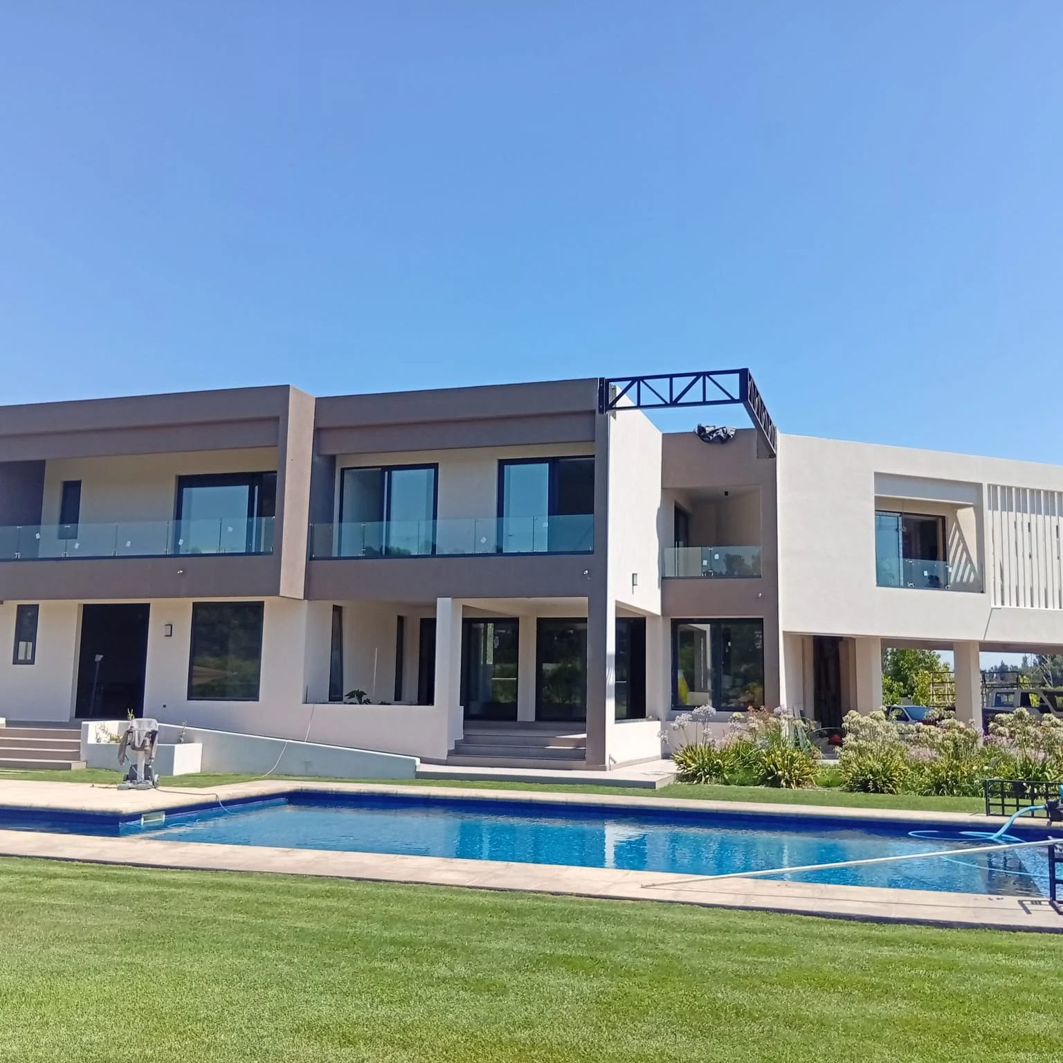 Obra Calera de Tango-Ventanas Pvc grafito Marca Rehau con termopanel y barandas con cristal templado.