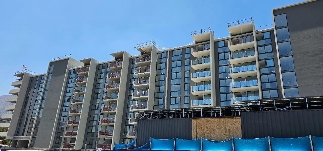 Obra Valle Oriente (En ejecución)-Pvc Antracita, Dvh y Barandas metálicas con cristales templados-Diseño en conjunto con mandante-Av. Del Valle Sur #610, Huechuraba.