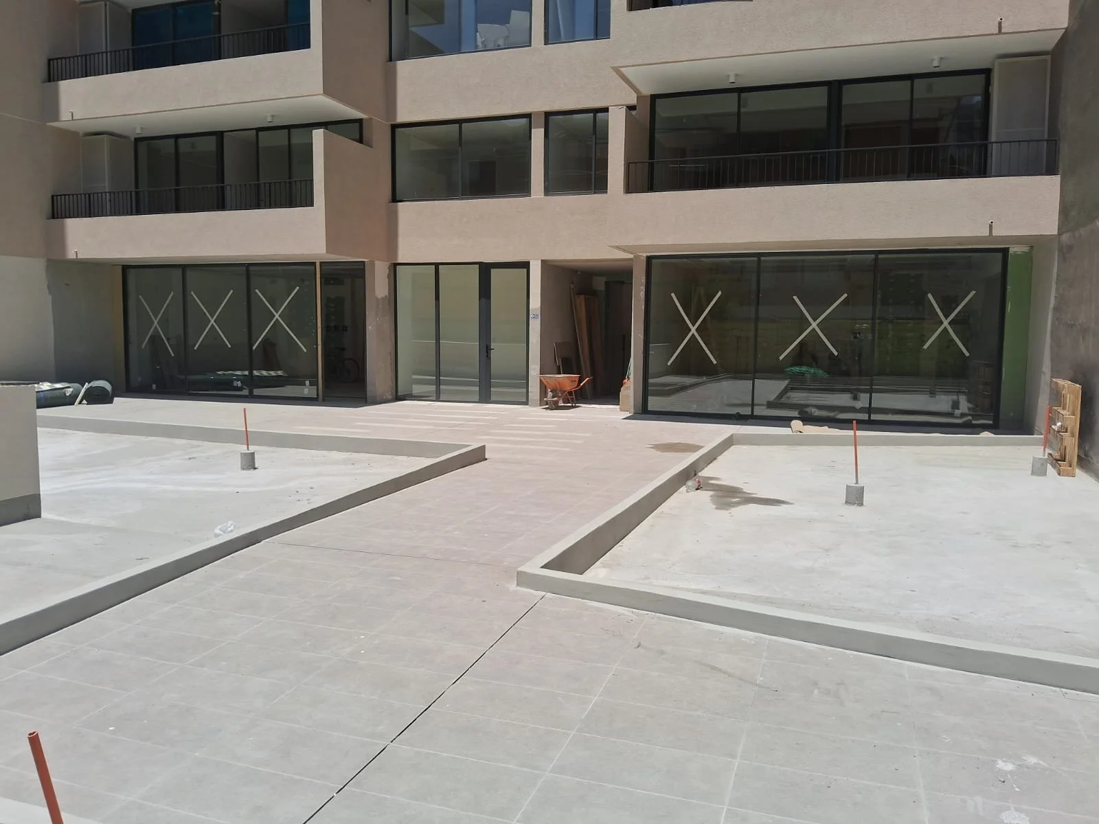 Obra Alonso de Ercilla-Placa comercial, acceso primer nivel-Serie Xelentia, altura especial