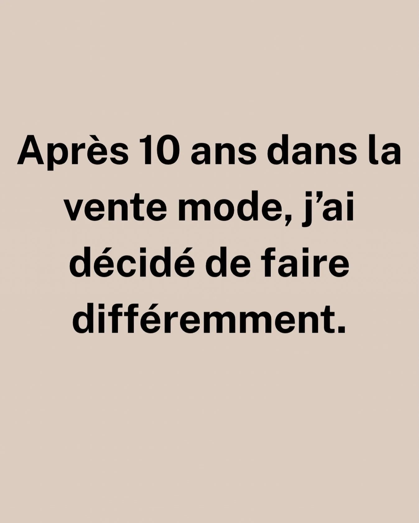 Apr&egrave;s 10 ans dans la vente mode, j&rsquo;ai compris quelque chose.

On vend beaucoup.
Mais on &eacute;coute peu.

J&rsquo;ai vu des femmes h&eacute;siter devant un miroir.
Douter.
Acheter pour &ecirc;tre &ldquo;comme&rdquo;.

Comme sur Instagr