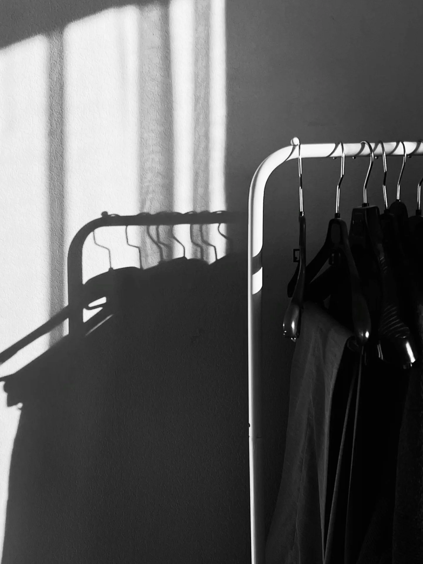 Tu n&rsquo;es pas perdue.

Tu es en train d&rsquo;&eacute;voluer.

Ton corps change.
Ta vie change.
Tes priorit&eacute;s changent.

Mais ton dressing, lui, est rest&eacute; bloqu&eacute; &agrave; une autre version de toi.

Alors le matin :
Tu h&eacut