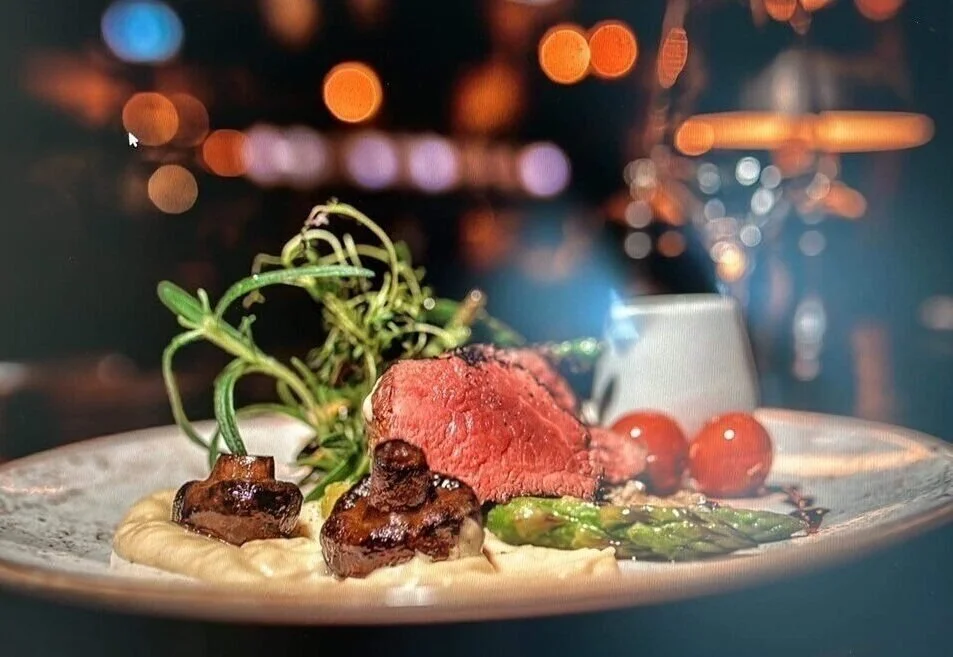 Bilde av biff steak med potetmos, sopp, tomater og asparges på tallerken på Havnelageret Moss