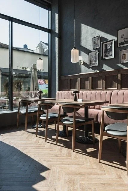 Bilde av lokalet på Havnelageret moss, interiør, bord og stoler ved vinduet