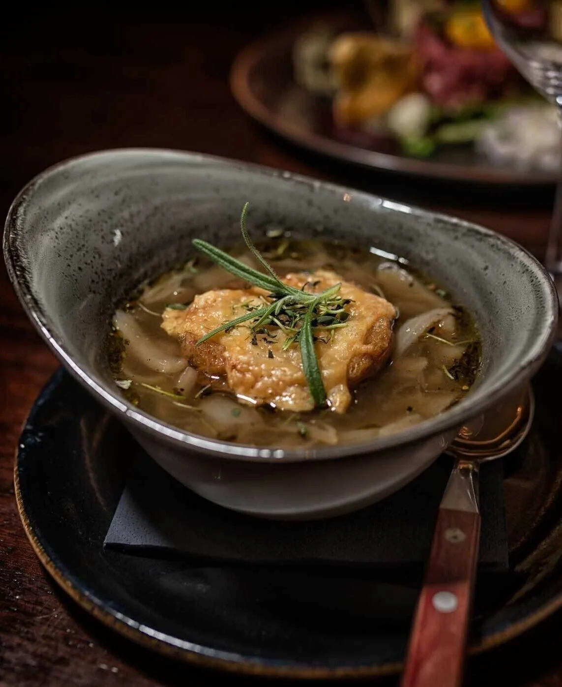 Bilde av fransk løksuppe med toast og os på Havnelageret Moss