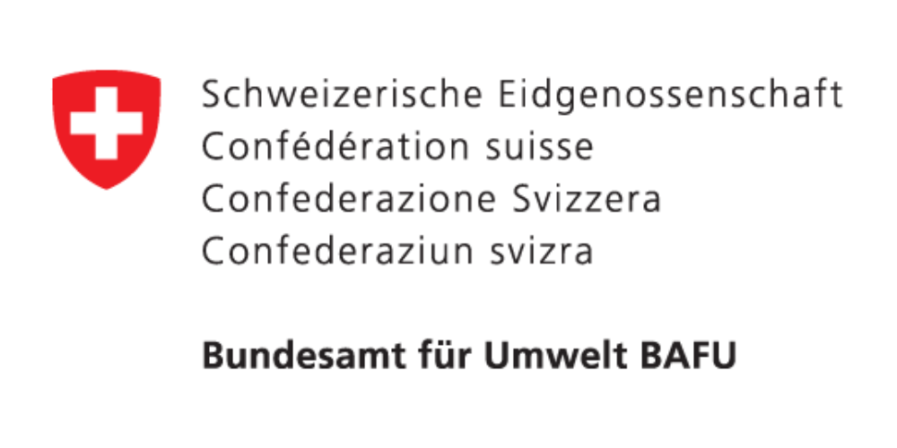 Logo der Schweizerischen Eidgenossenschaft mit rotem Schild und weißem Kreuz, daneben die Texte in Deutsch, Französisch, Italienisch und Rätoromanisch, sowie die Bezeichnung 'Bundesamt für Umwelt BAFU'.