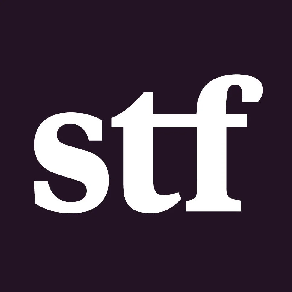Logo von Social Trading Foundation mit den Buchstaben 'stf' in Weiß auf schwarzem Hintergrund.