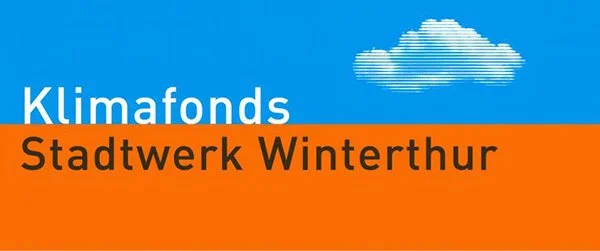 Logo des Klimafonds Stadtwerk Winterthur mit blauer Wolke im Hintergrund.