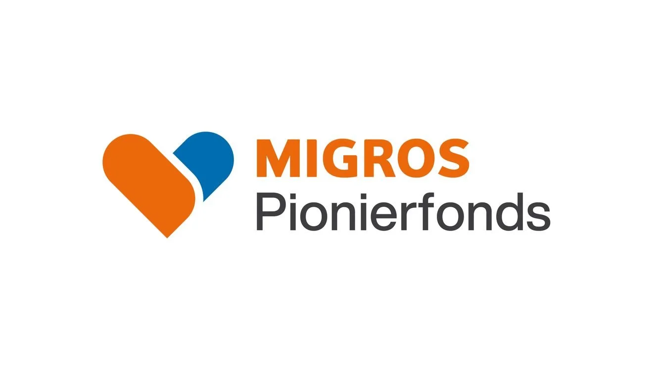 Logo der Migros Pionierfonds mit herzförmigem Symbol aus blauen und orangefarbenen Elementen, daneben der Text 'MIGROS Pionierfonds'.